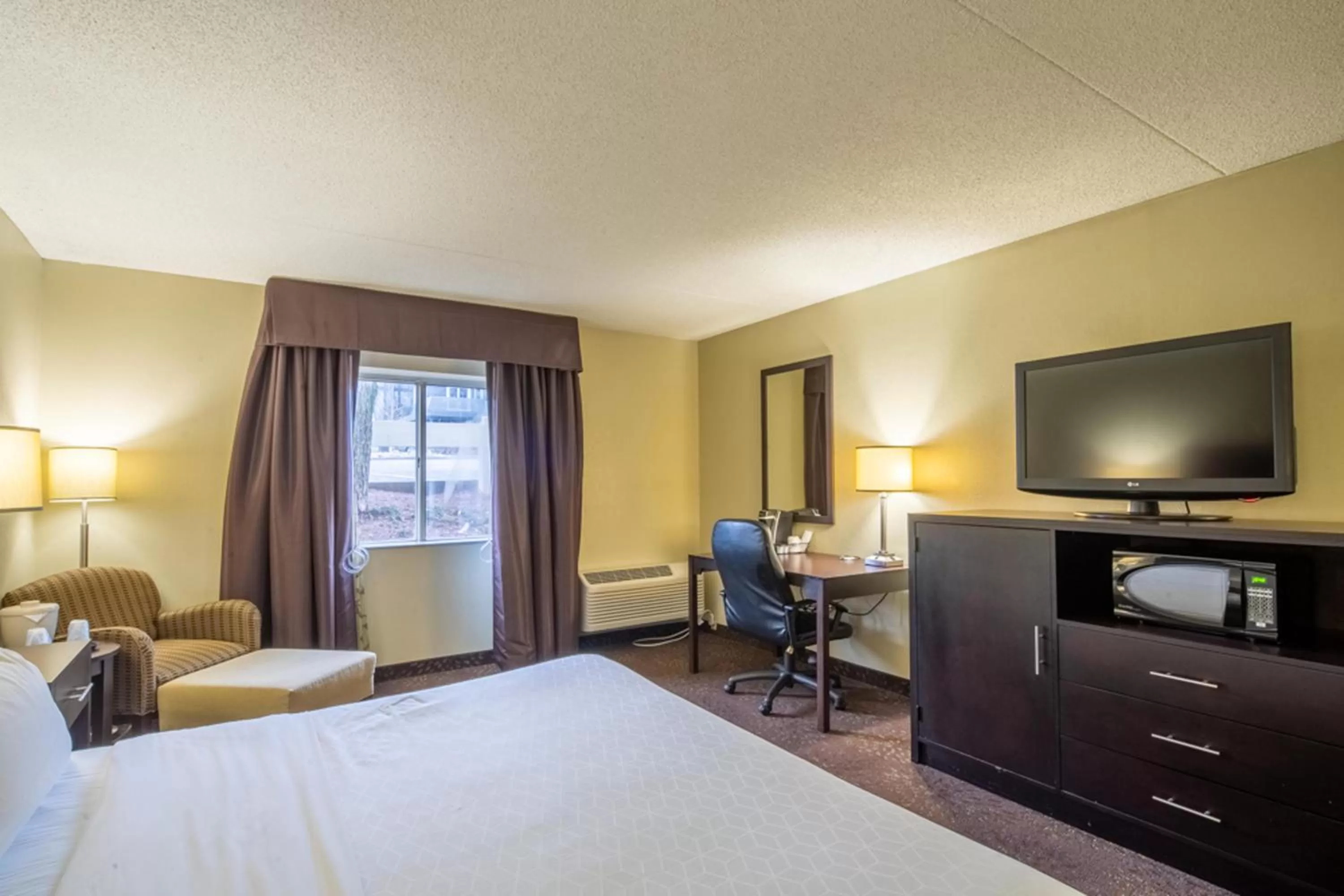 Bed in Holiday Inn Express Hotel & Suites Pittsburgh Airport by IHG