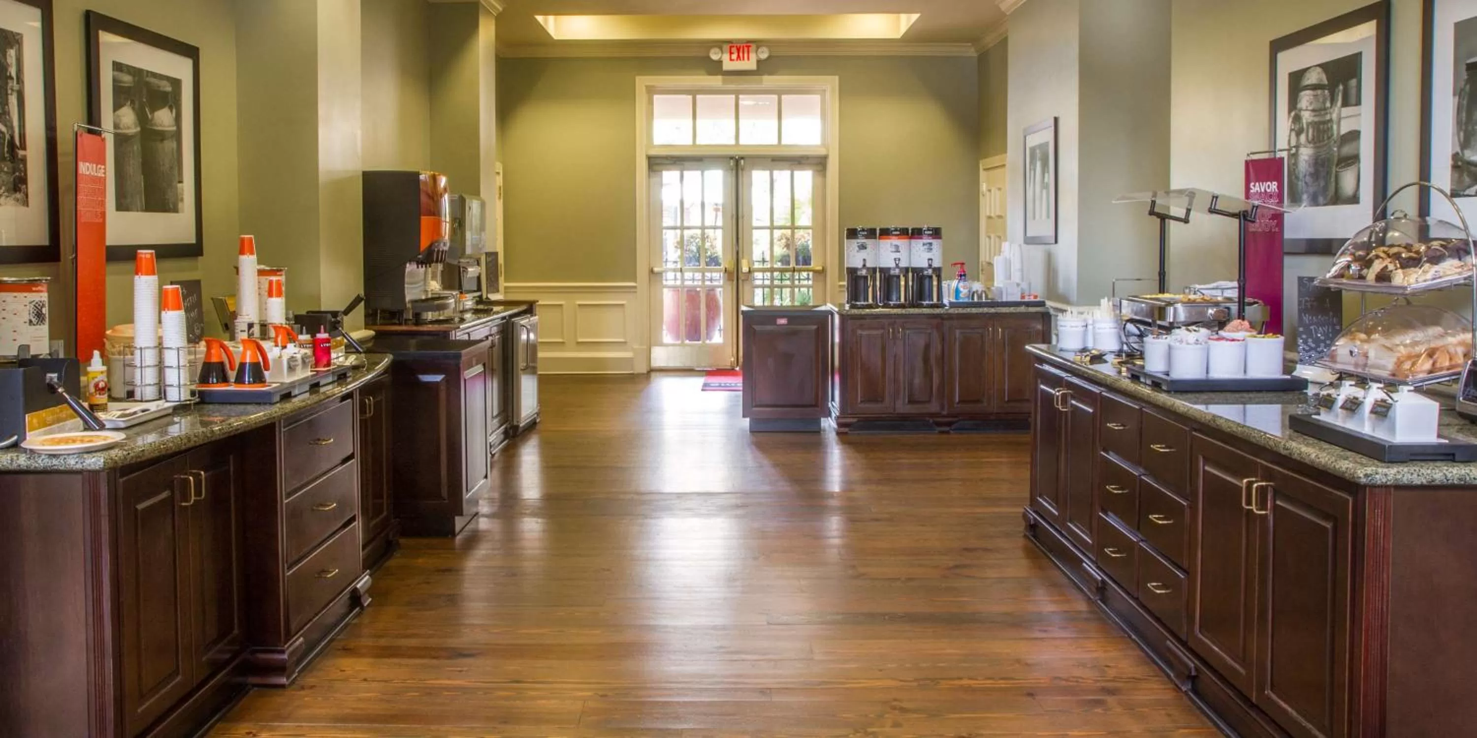 Dining area in Hampton Inn & Suites Savannah Historic District