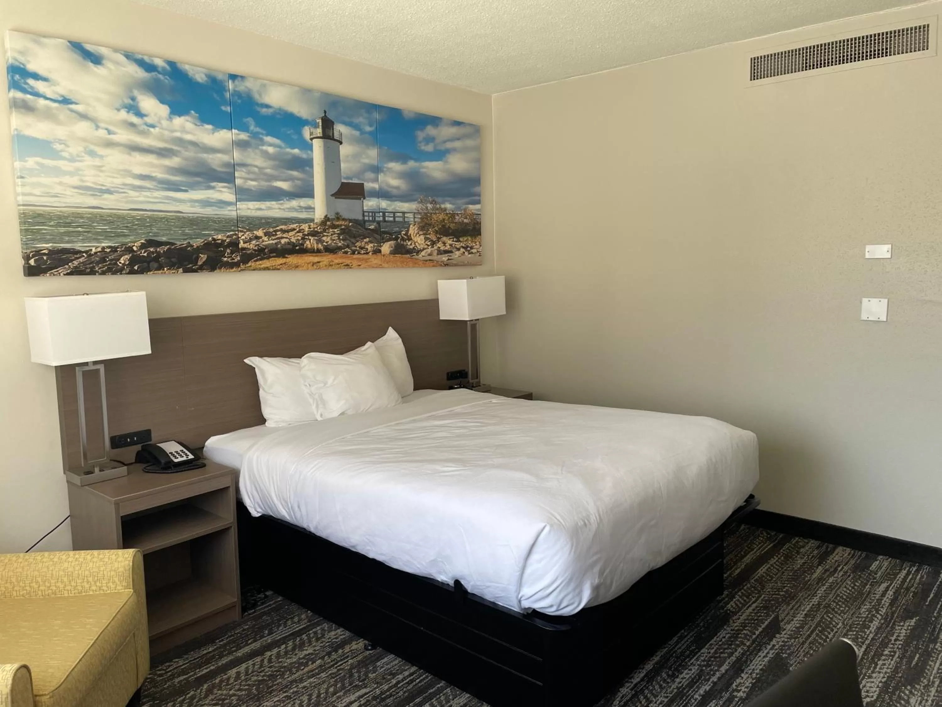 Bedroom in Days Inn by Wyndham Manitowoc