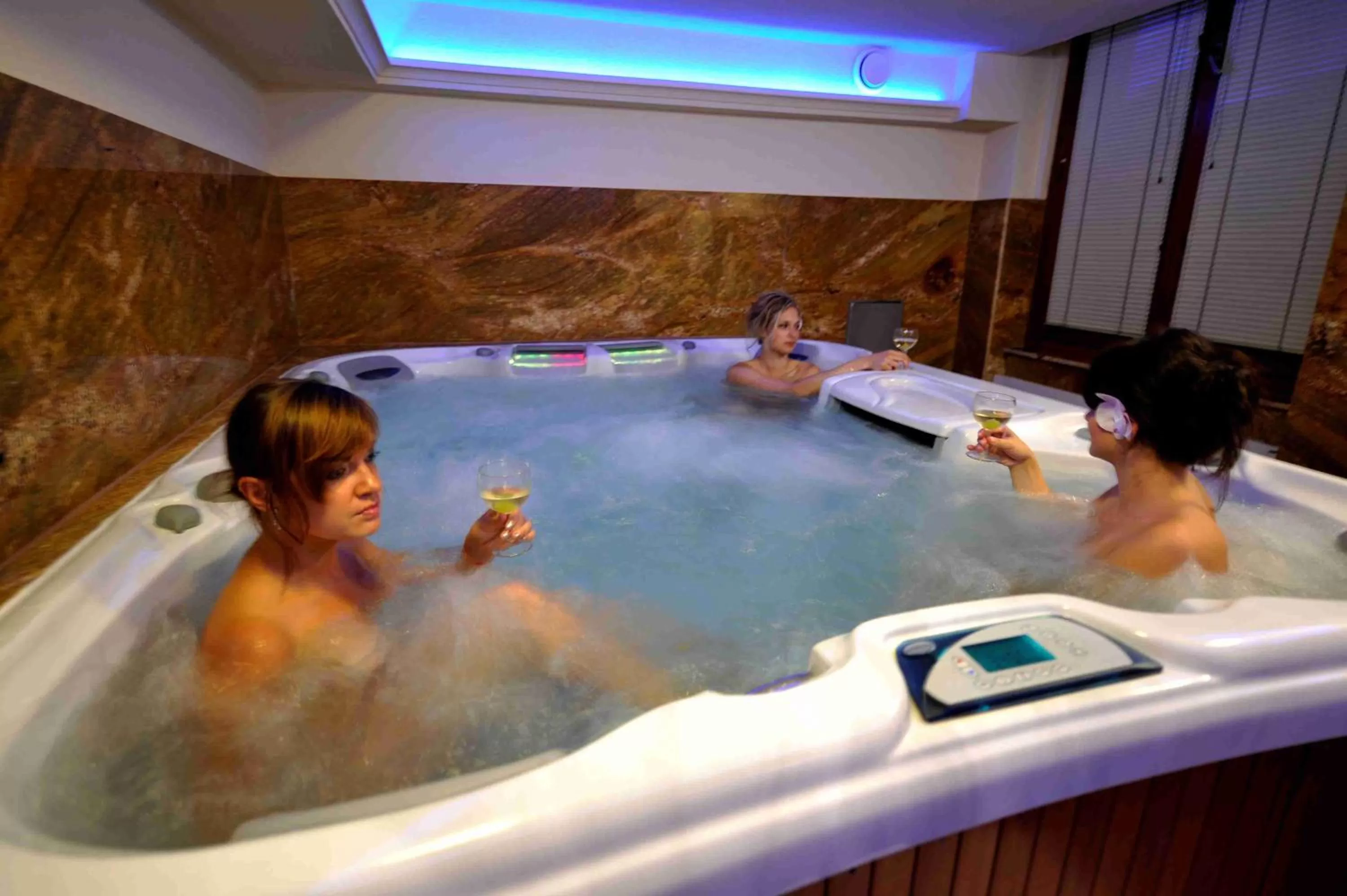 Hot Tub in Hotel Grand