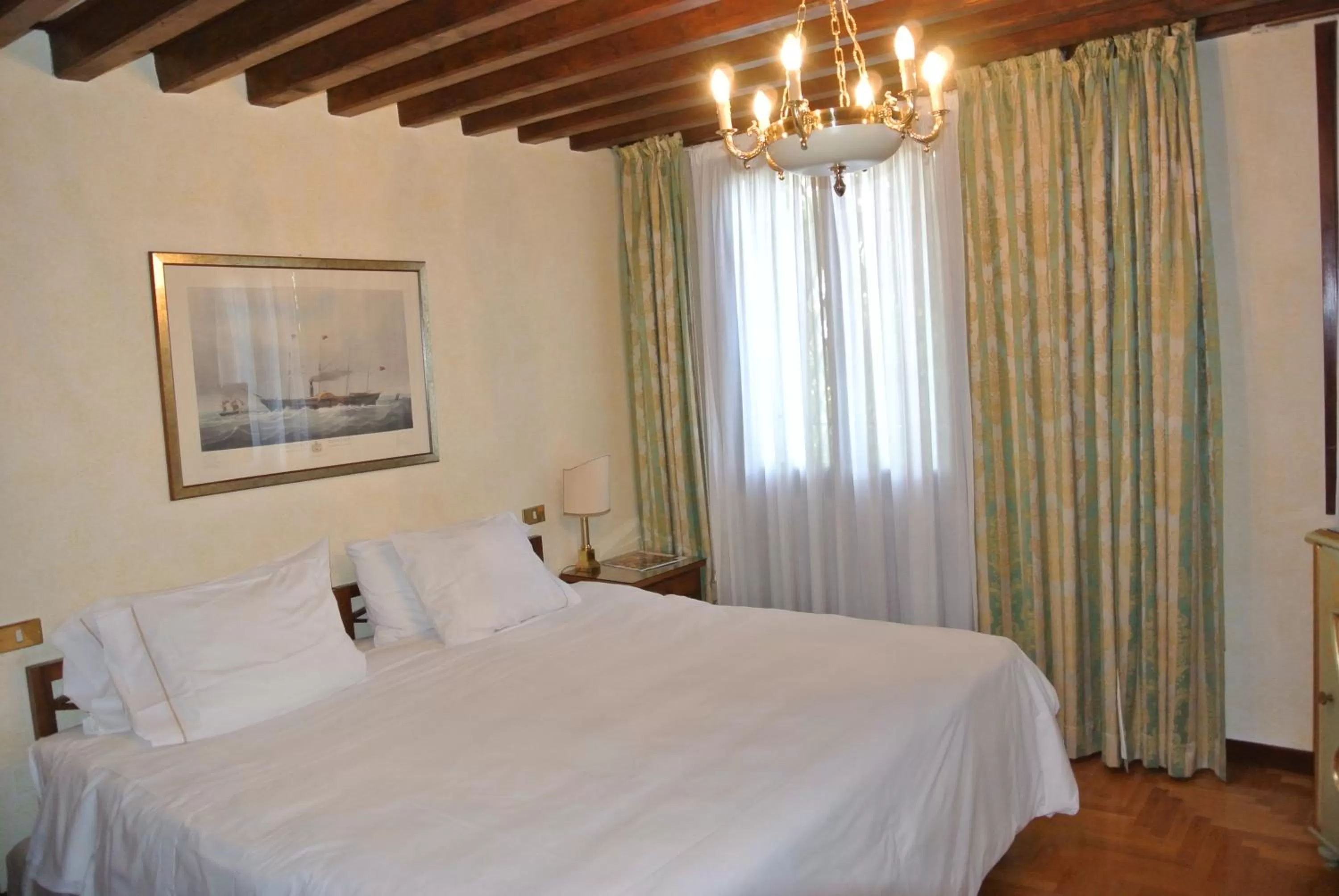 Photo of the whole room, Bed in Hotel Villa Cipriani