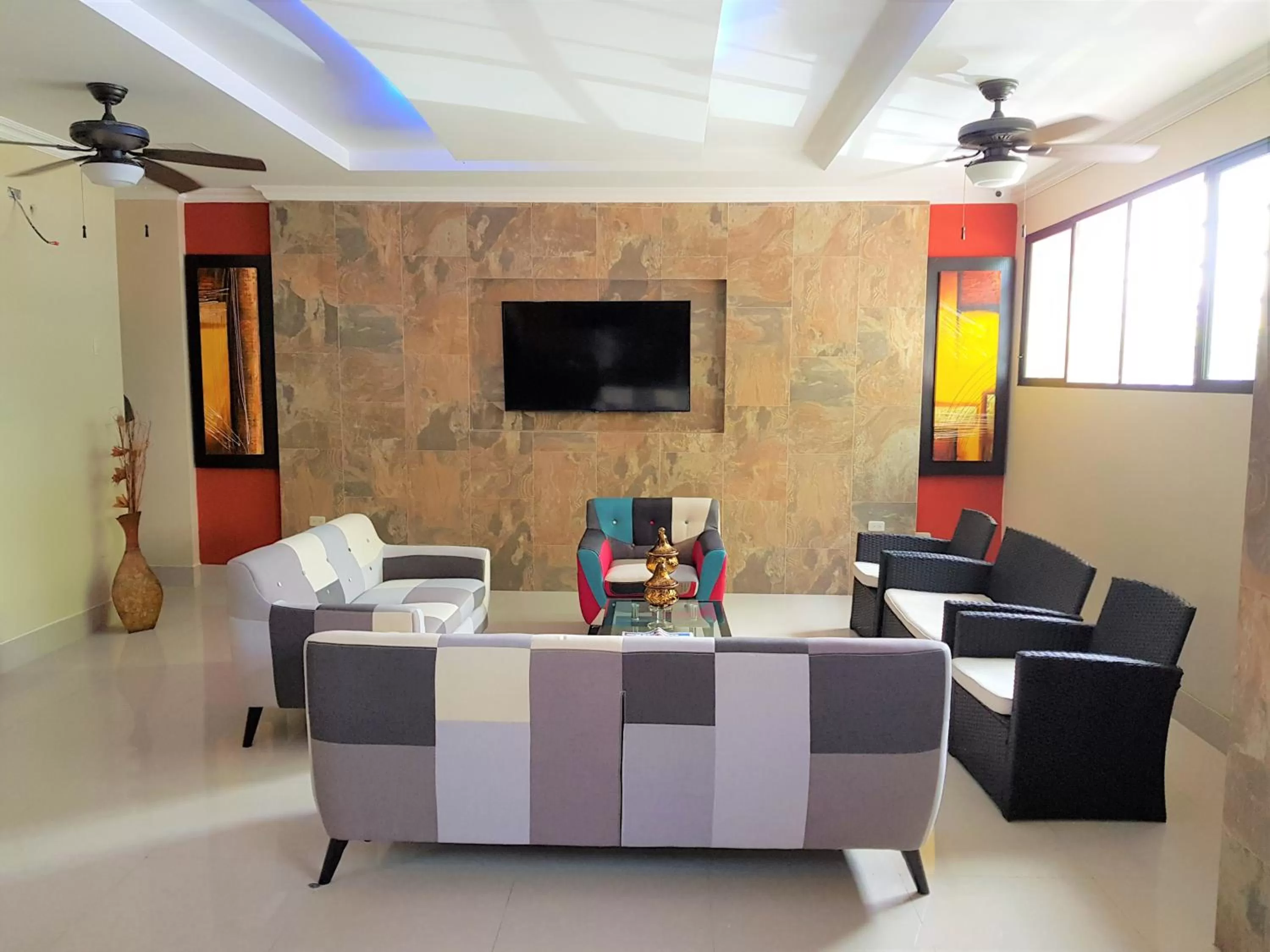 Communal lounge/ TV room in Hotel Apart Guayaquil Aeropuerto