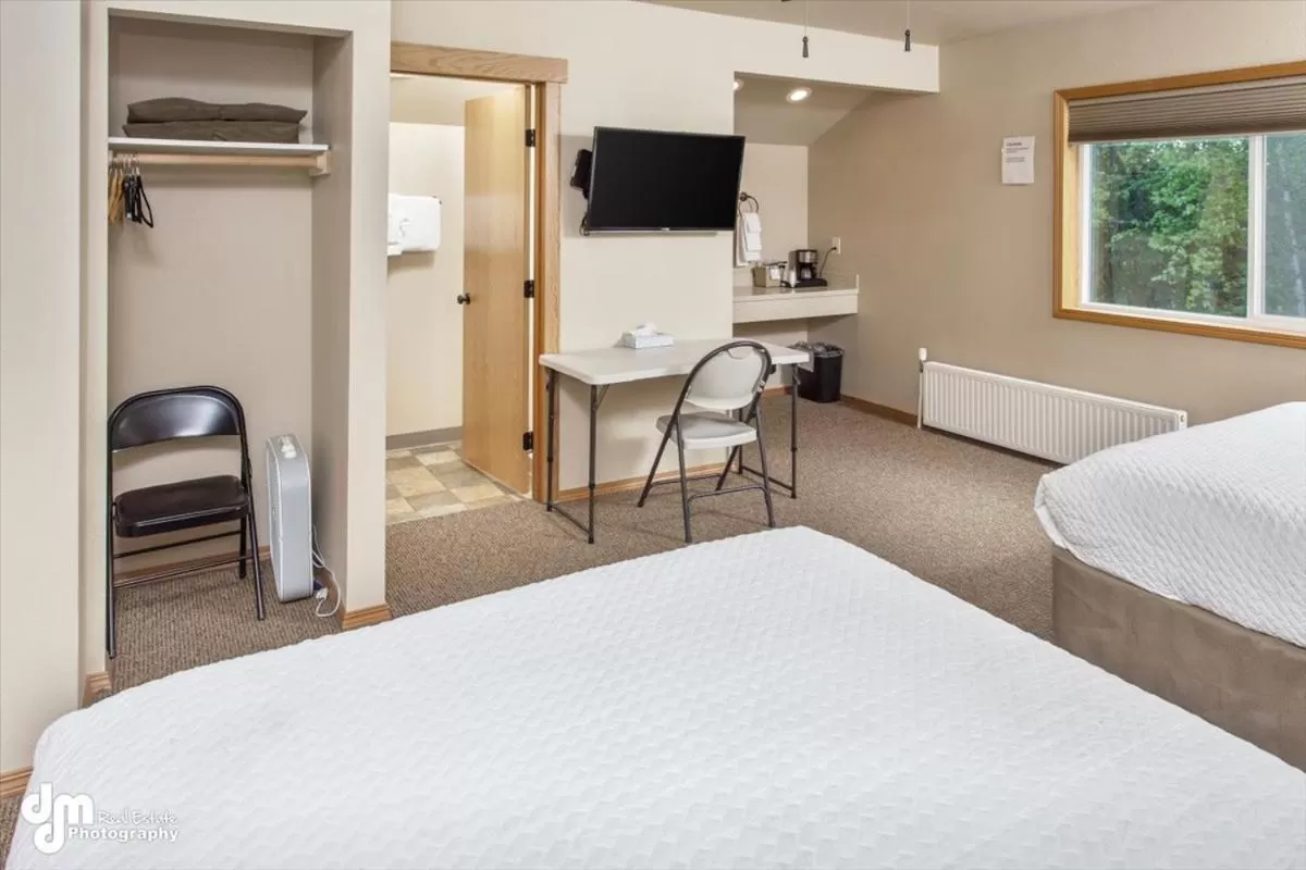 Bed in Kenai Airport Hotel