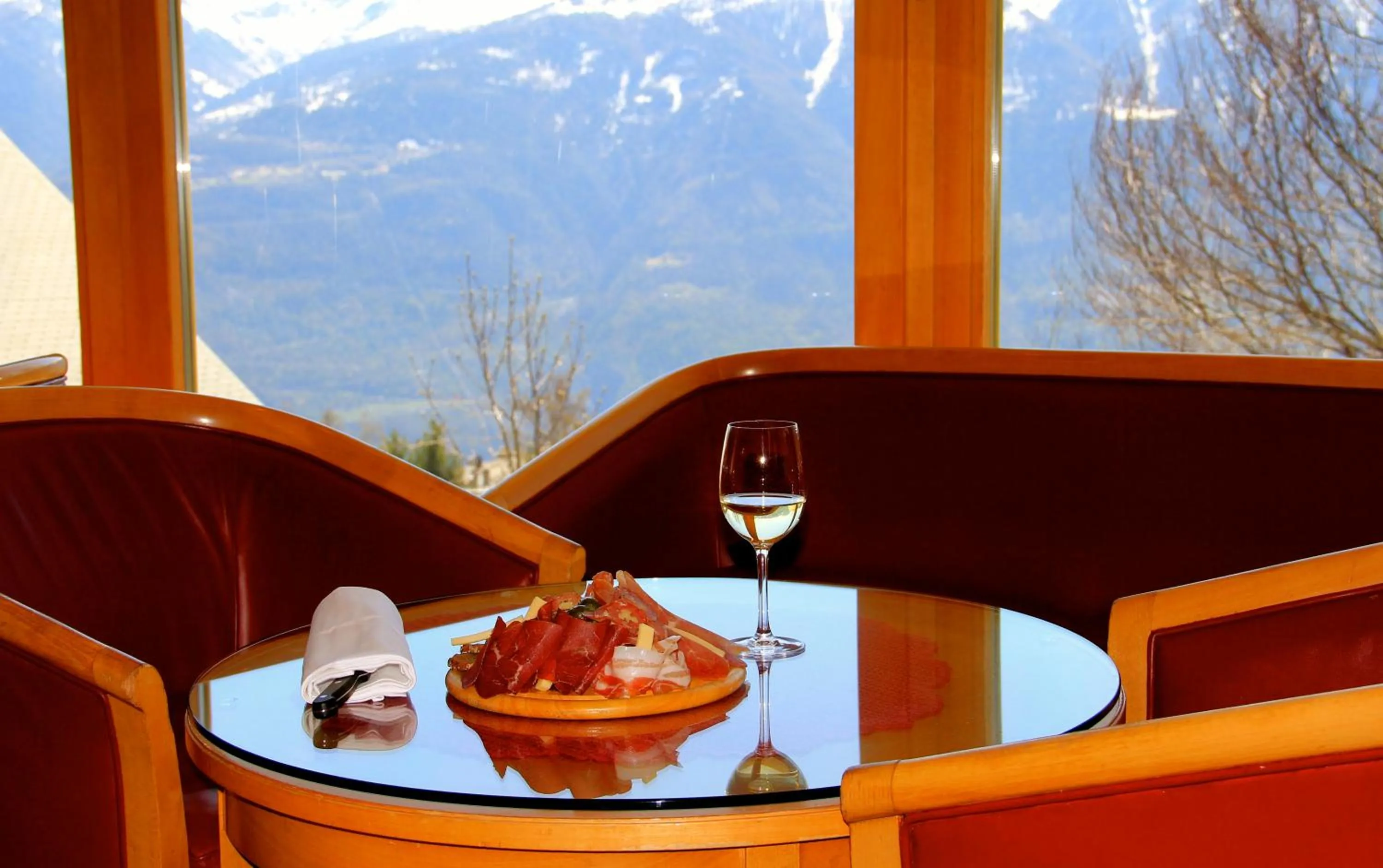 Lounge or bar in Hôtel Les Bains d'Ovronnaz