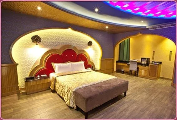 Decorative detail, Bed in Wei Feng Hotel - Kaohsiung