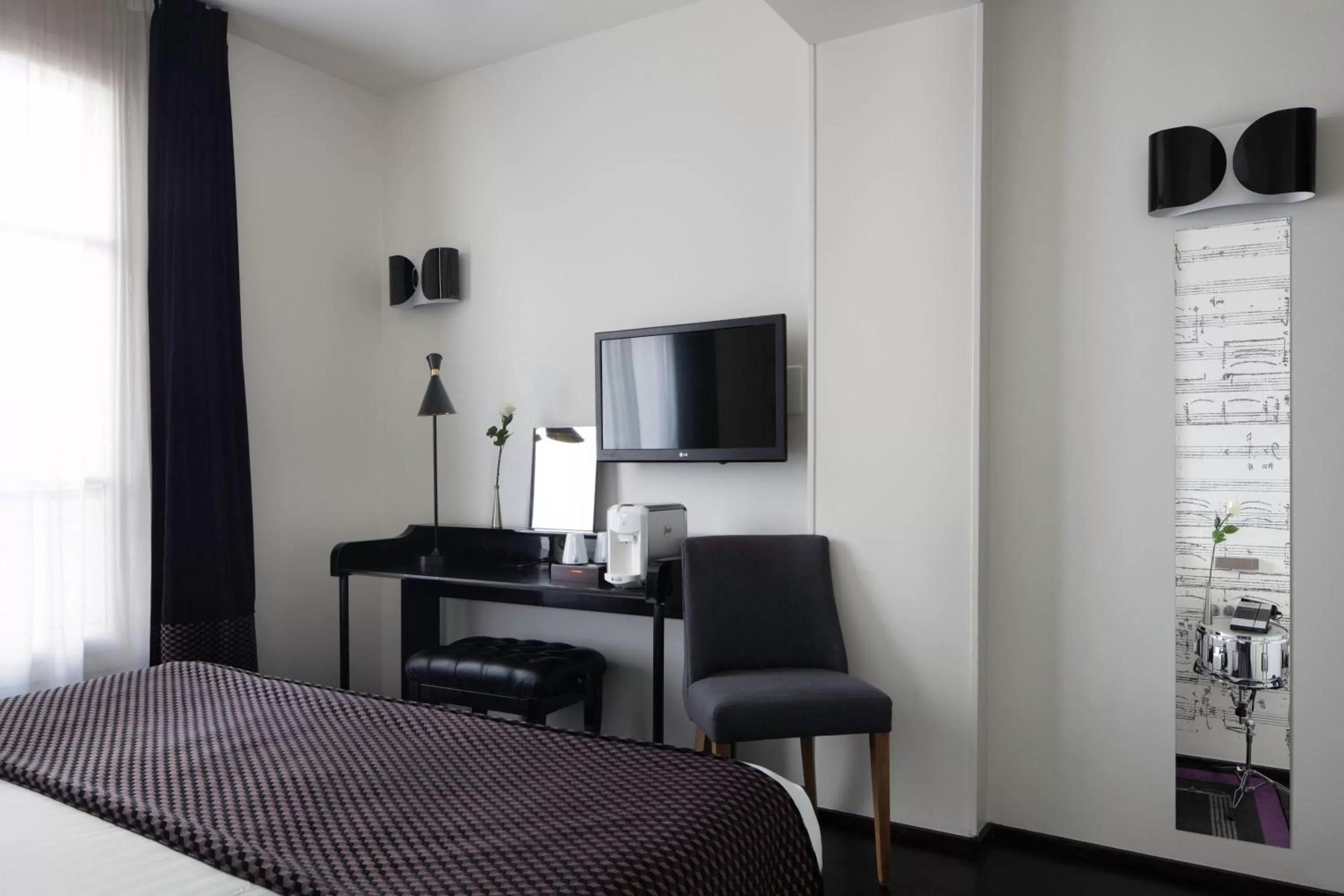 Bedroom, Bed in Le 123 Sébastopol - Astotel