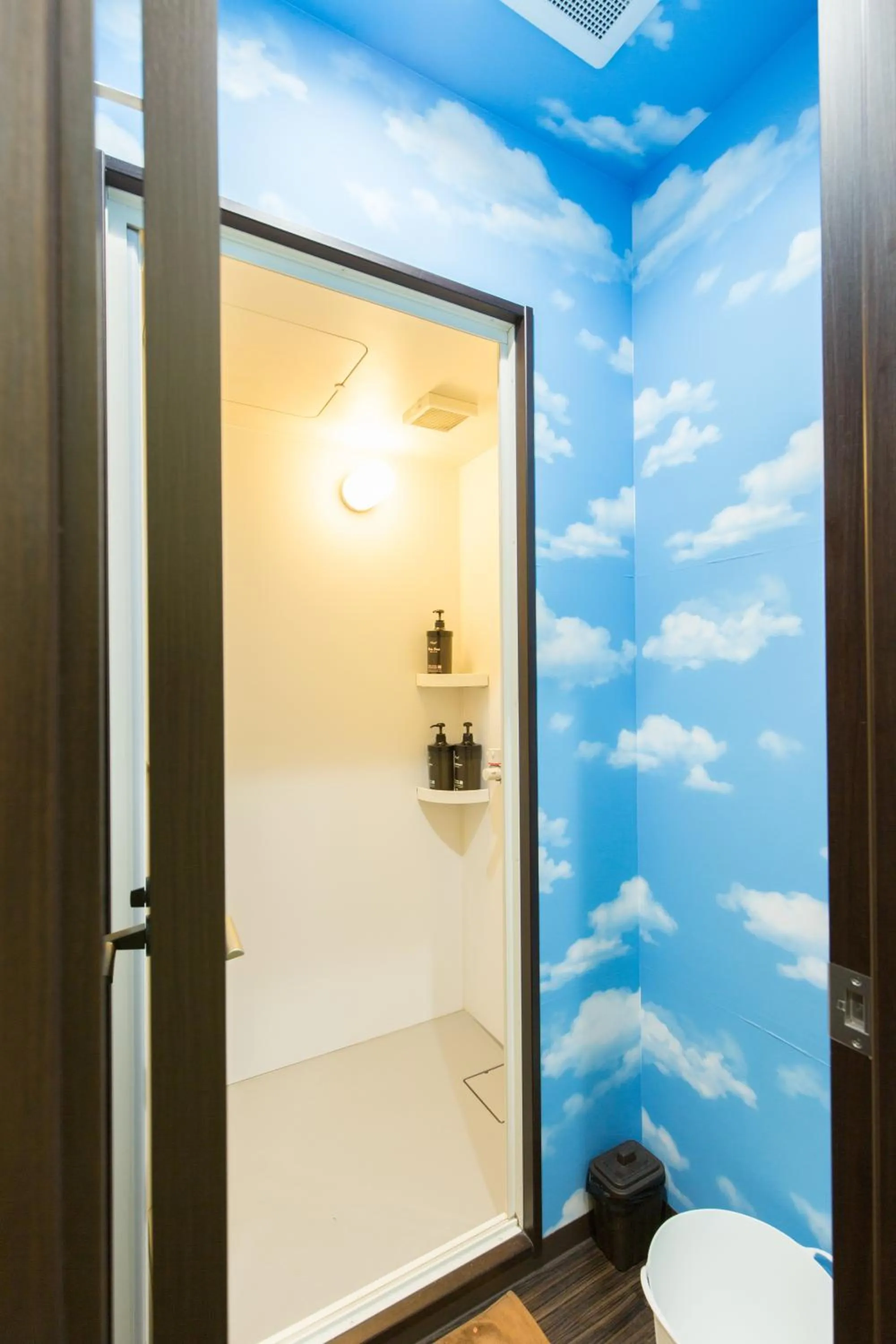 Shower in Backpackers Hotel Toyo