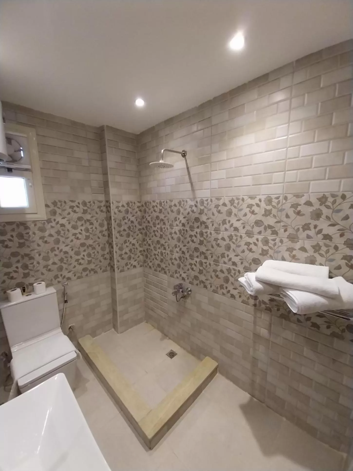 Shower in Eagles Pyramids View