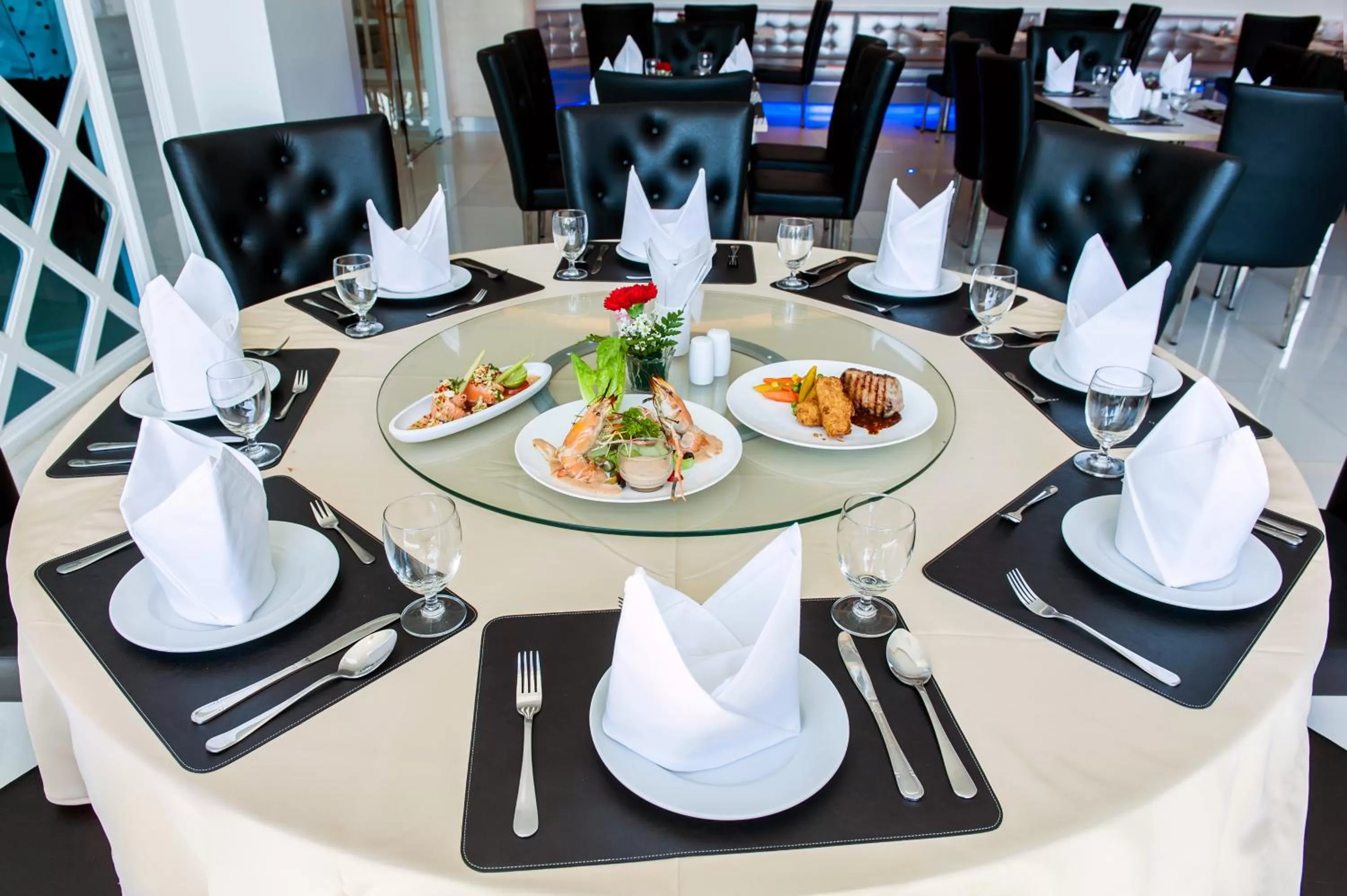 Food and drinks in The Paradiso JK Design Hotel