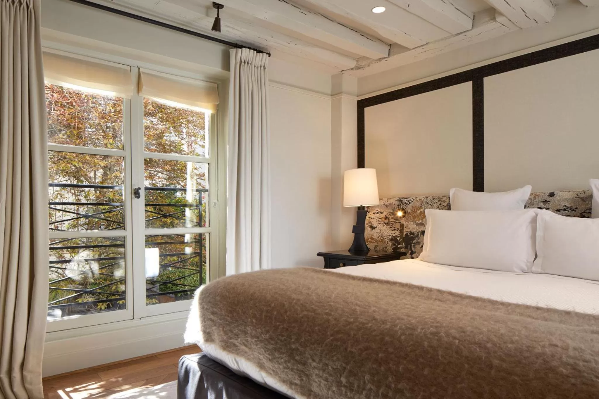 Bedroom, Bed in Le Pavillon de la Reine & Spa, Place des Vosges
