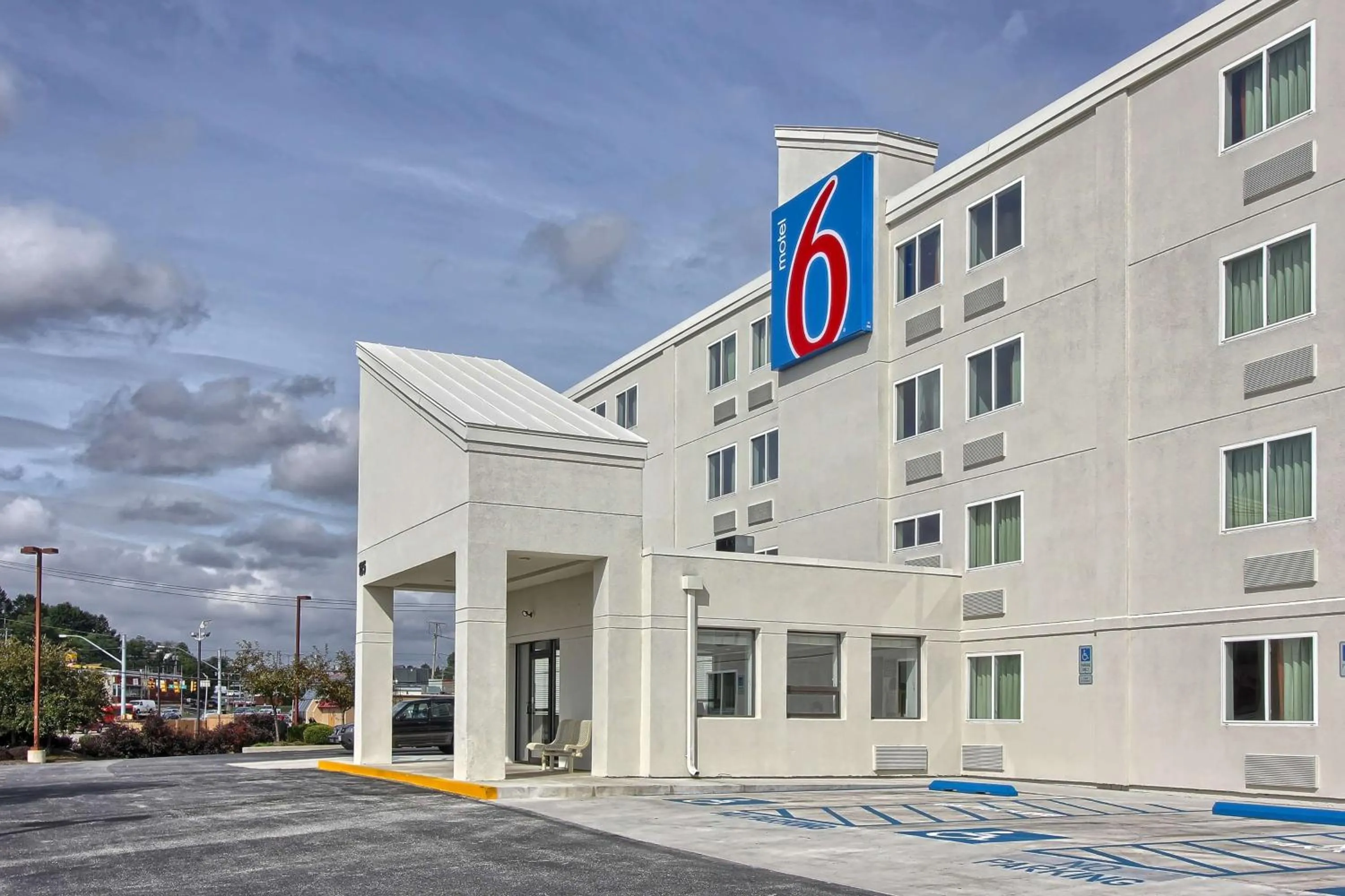 Property building in Motel 6-York, PA - North