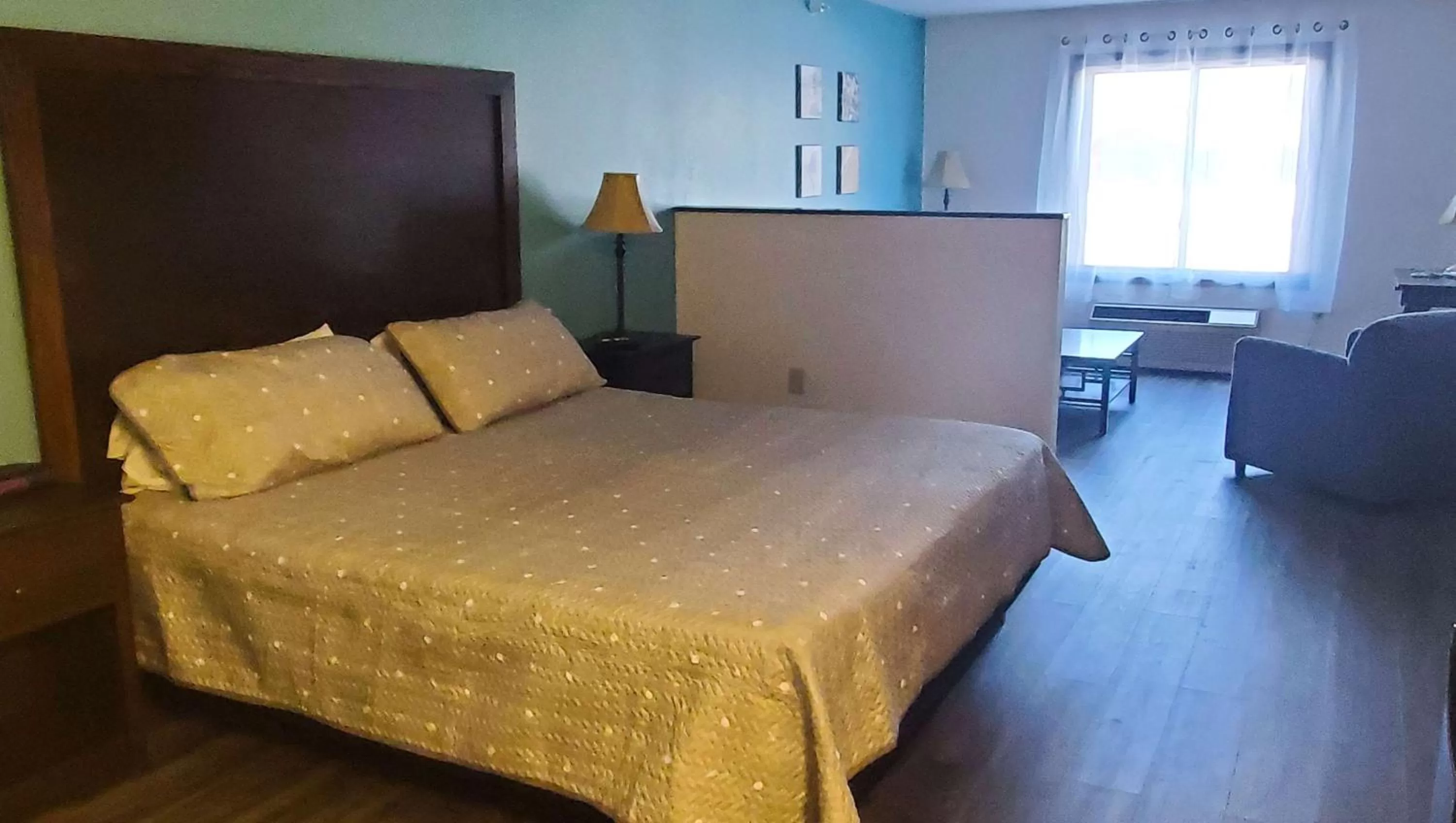 Photo of the whole room, Bed in Jasper Ridge Inn Ishpeming