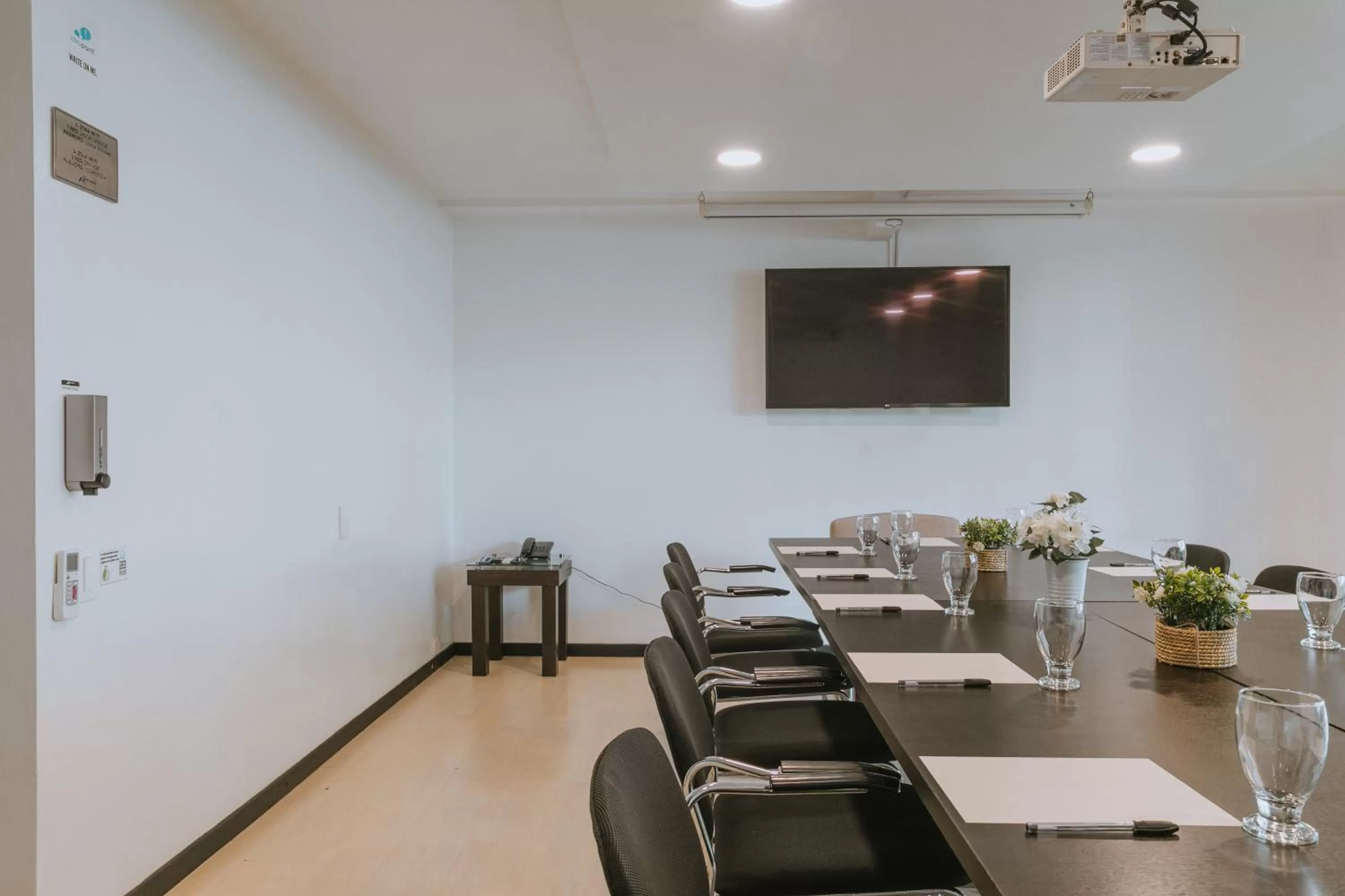 Communal lounge/ TV room in Travelers Orange Suites