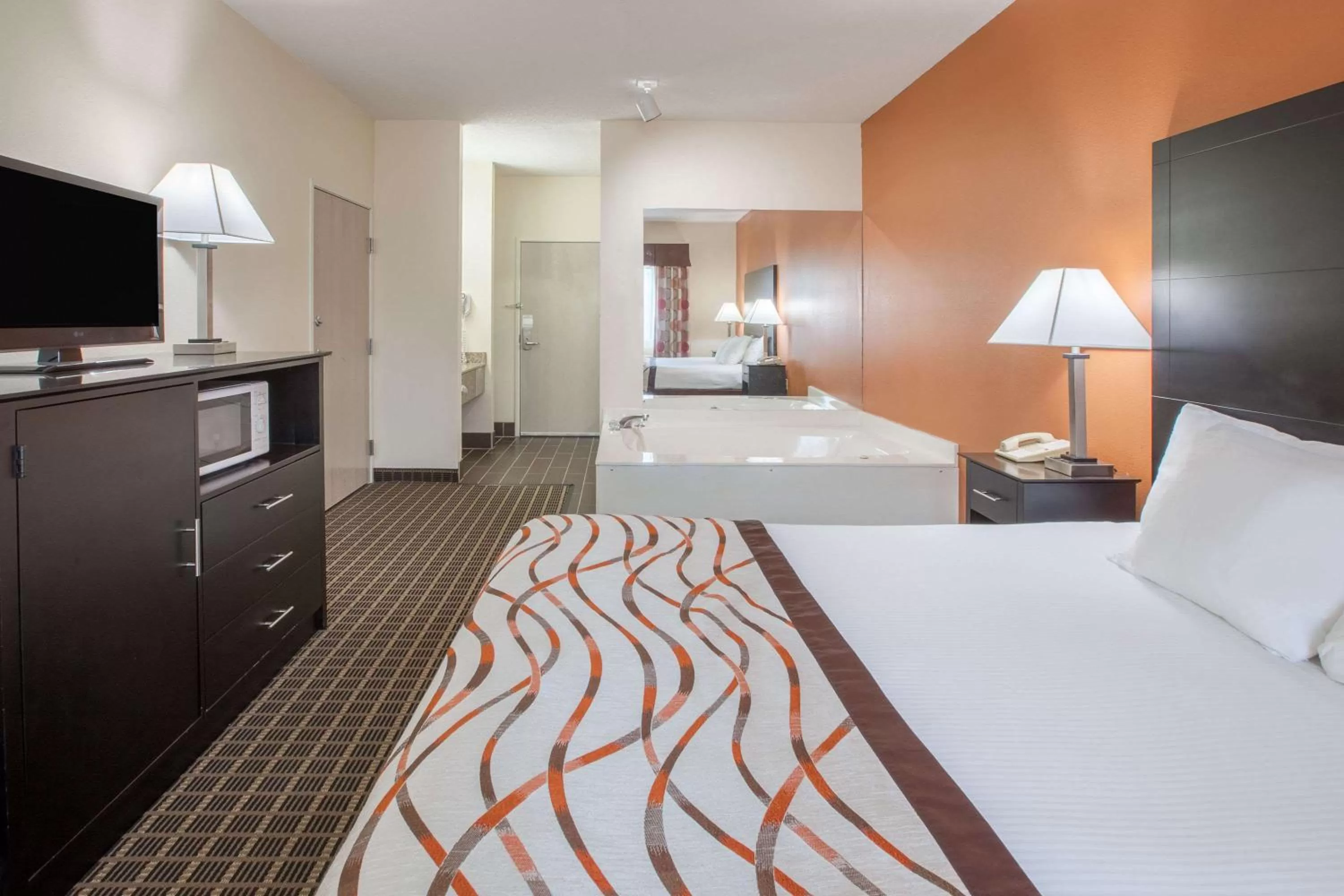 Photo of the whole room, Bed in Baymont by Wyndham South Haven