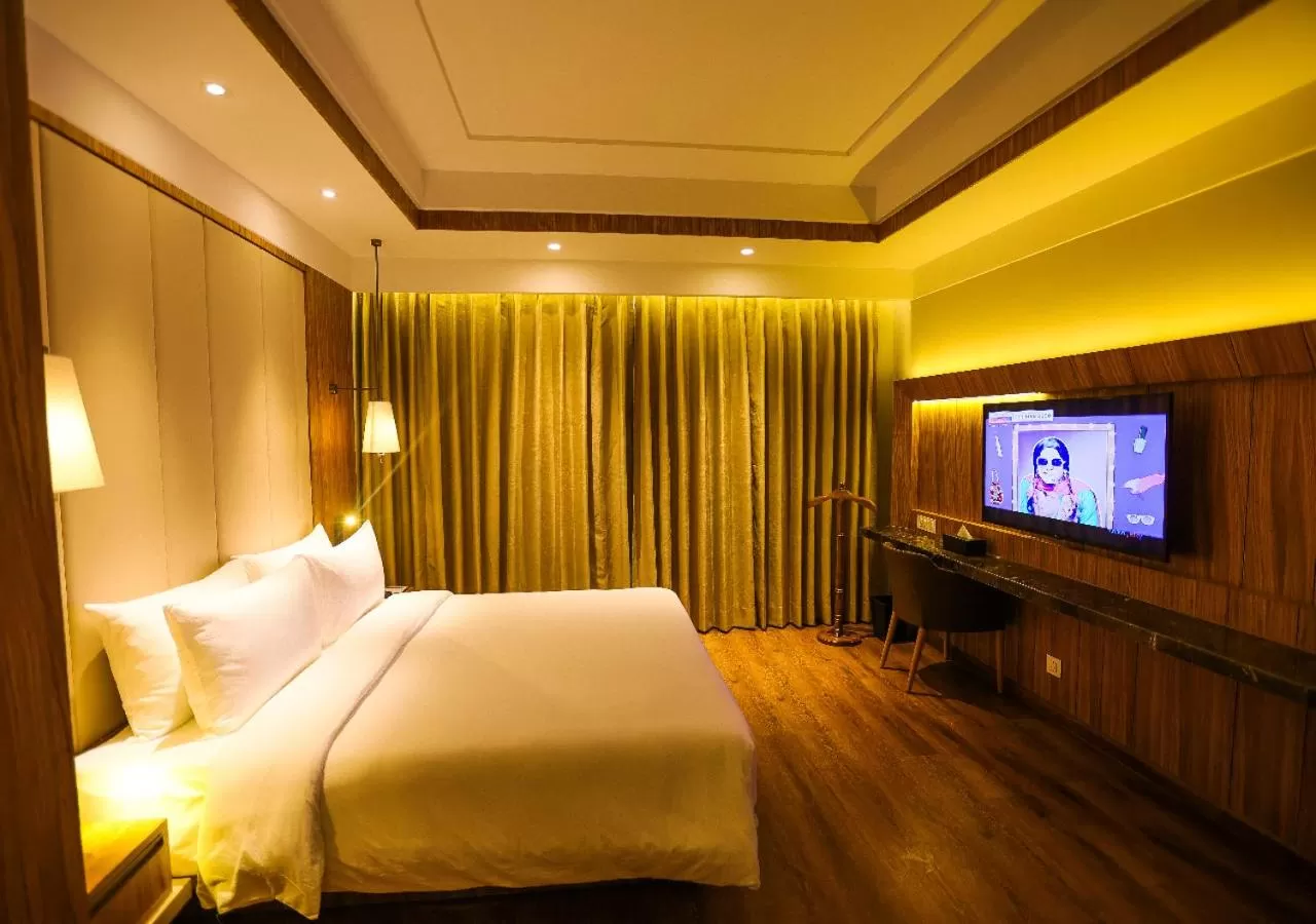 Bedroom, Bed in Radisson Bhopal