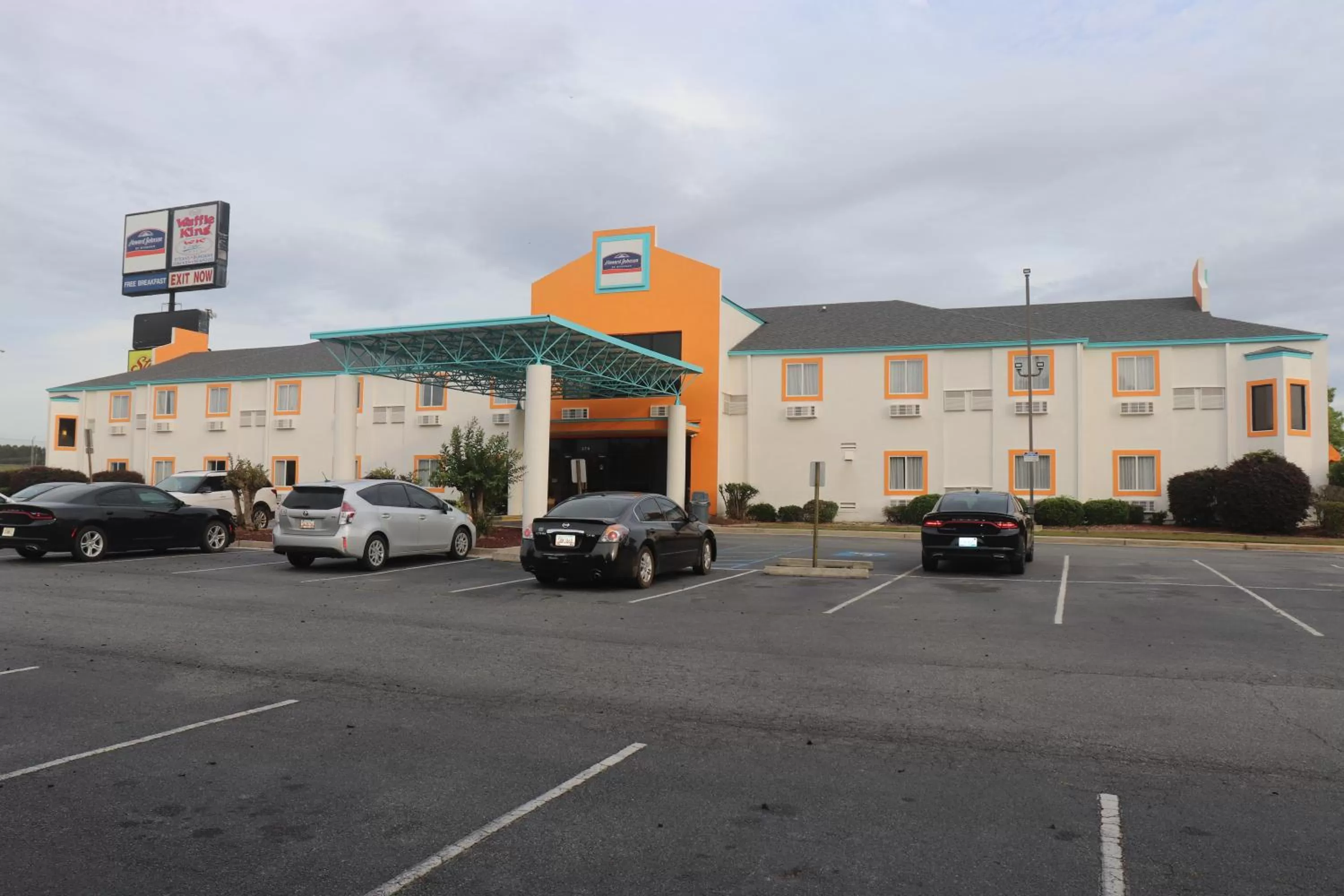 Property building in Howard Johnson by Wyndham Tifton GA I-75