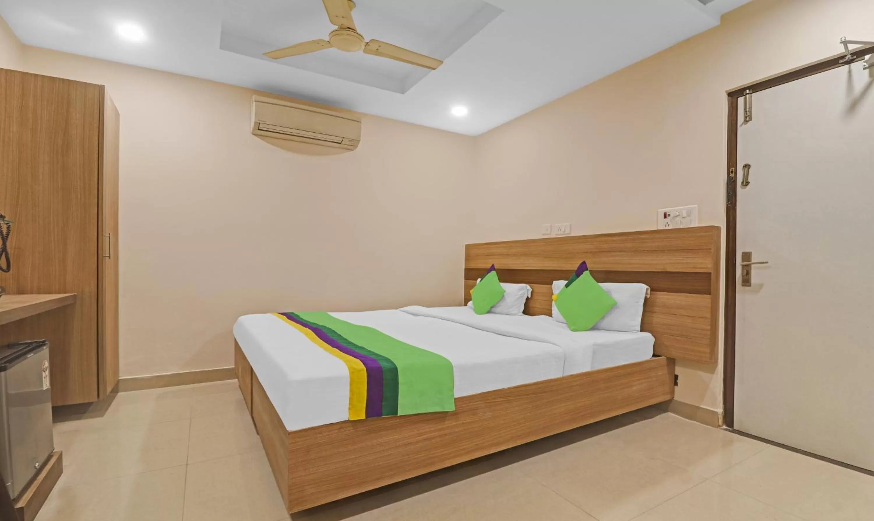 Bedroom, Bed in Treebo Pride Inn Botanica