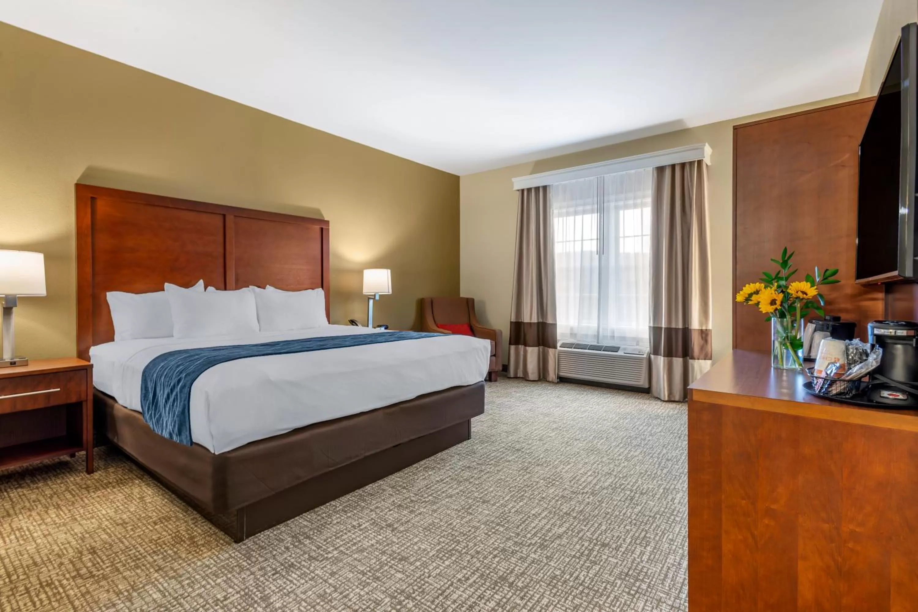 Bed in Comfort Inn Brewster