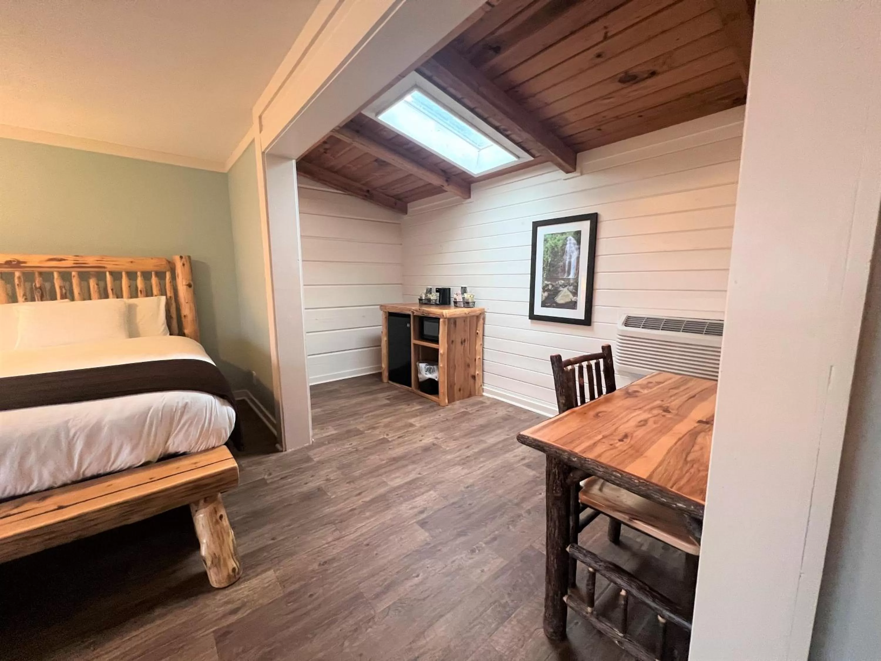 minibar, Bed in Mountain Top Inn and Resort