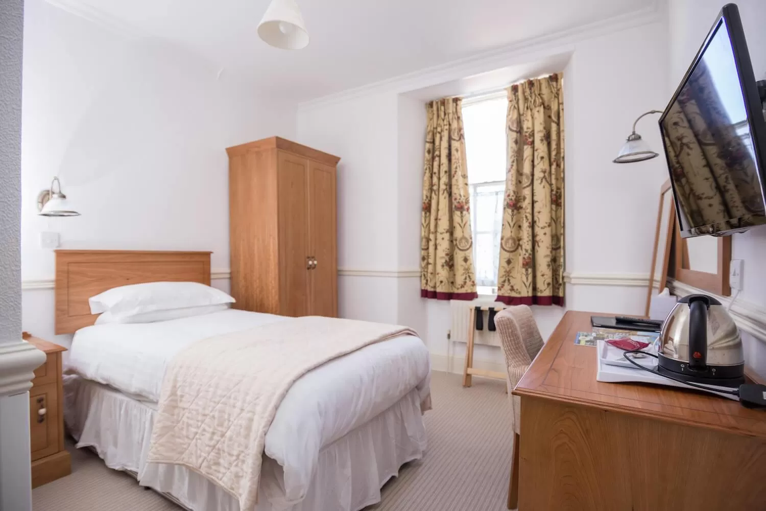 Photo of the whole room, Bed in The Queens Hotel