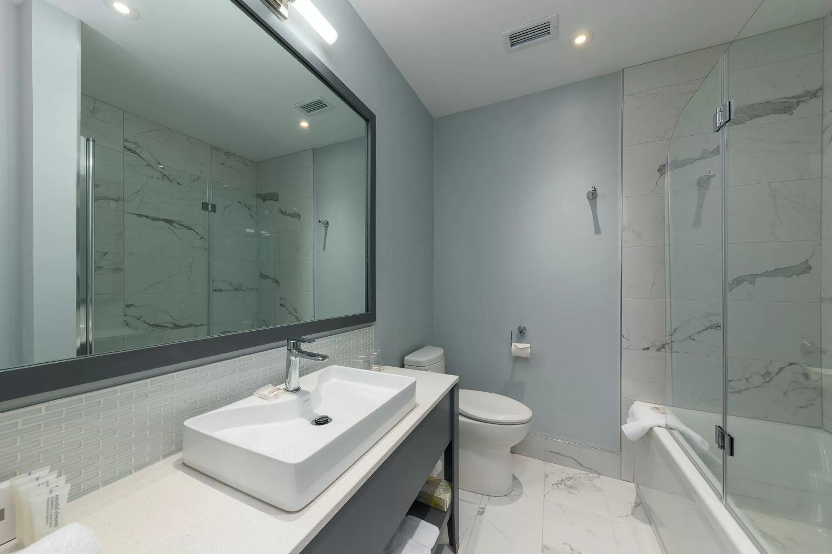 Shower, Bathroom in Maison Otis