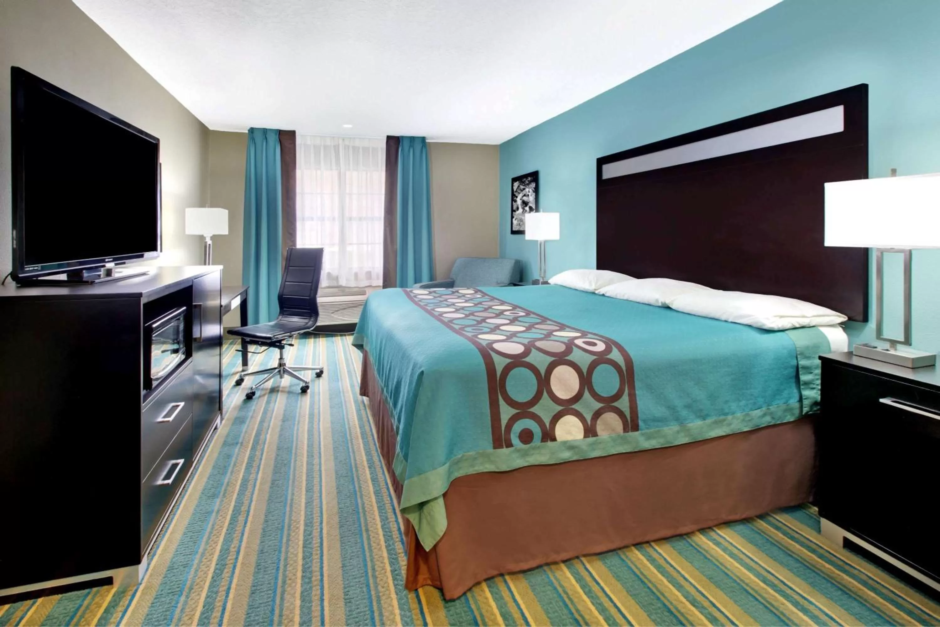 Photo of the whole room in Super 8 by Wyndham Sulphur