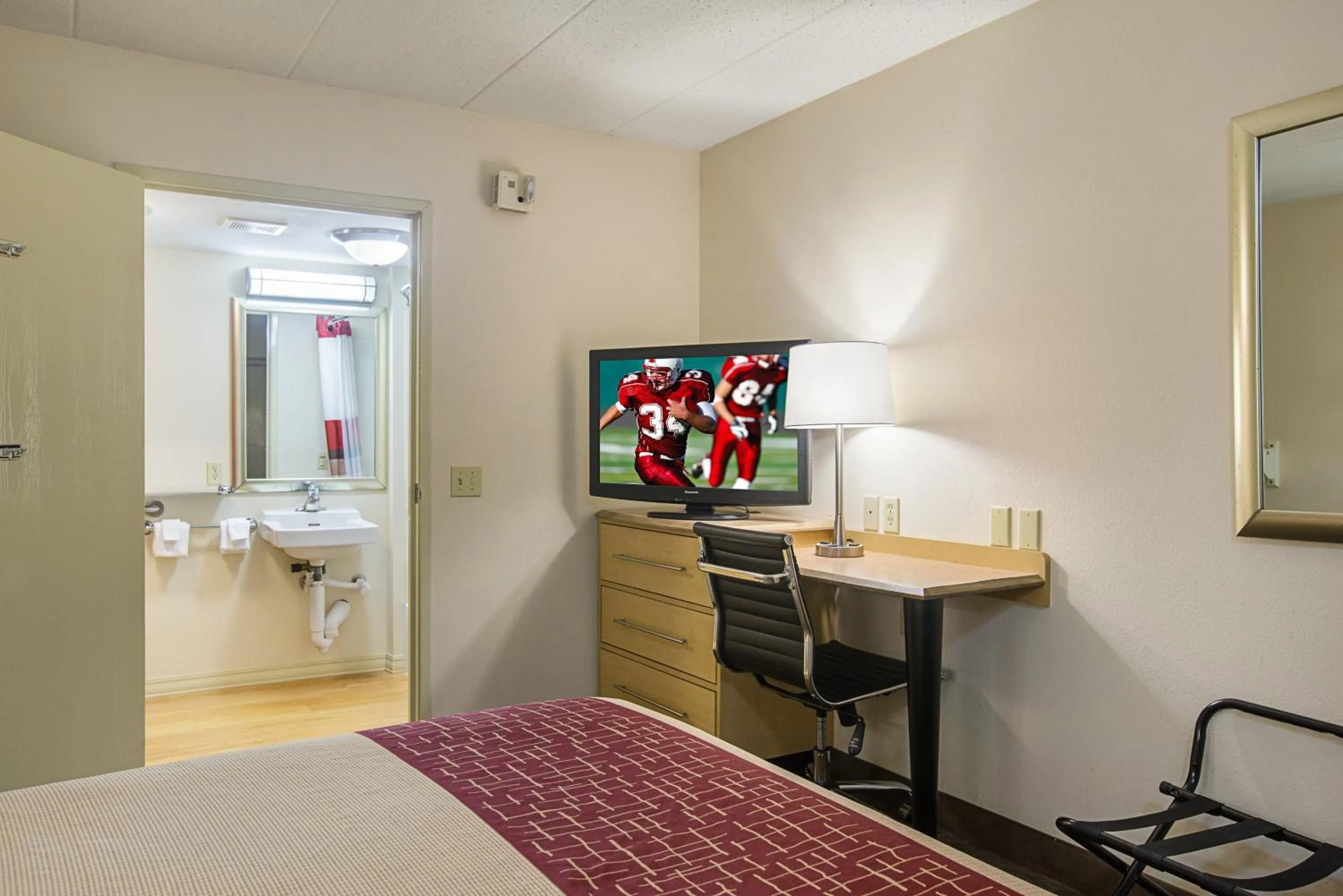 Bedroom, Bed in Red Roof Inn Memphis East