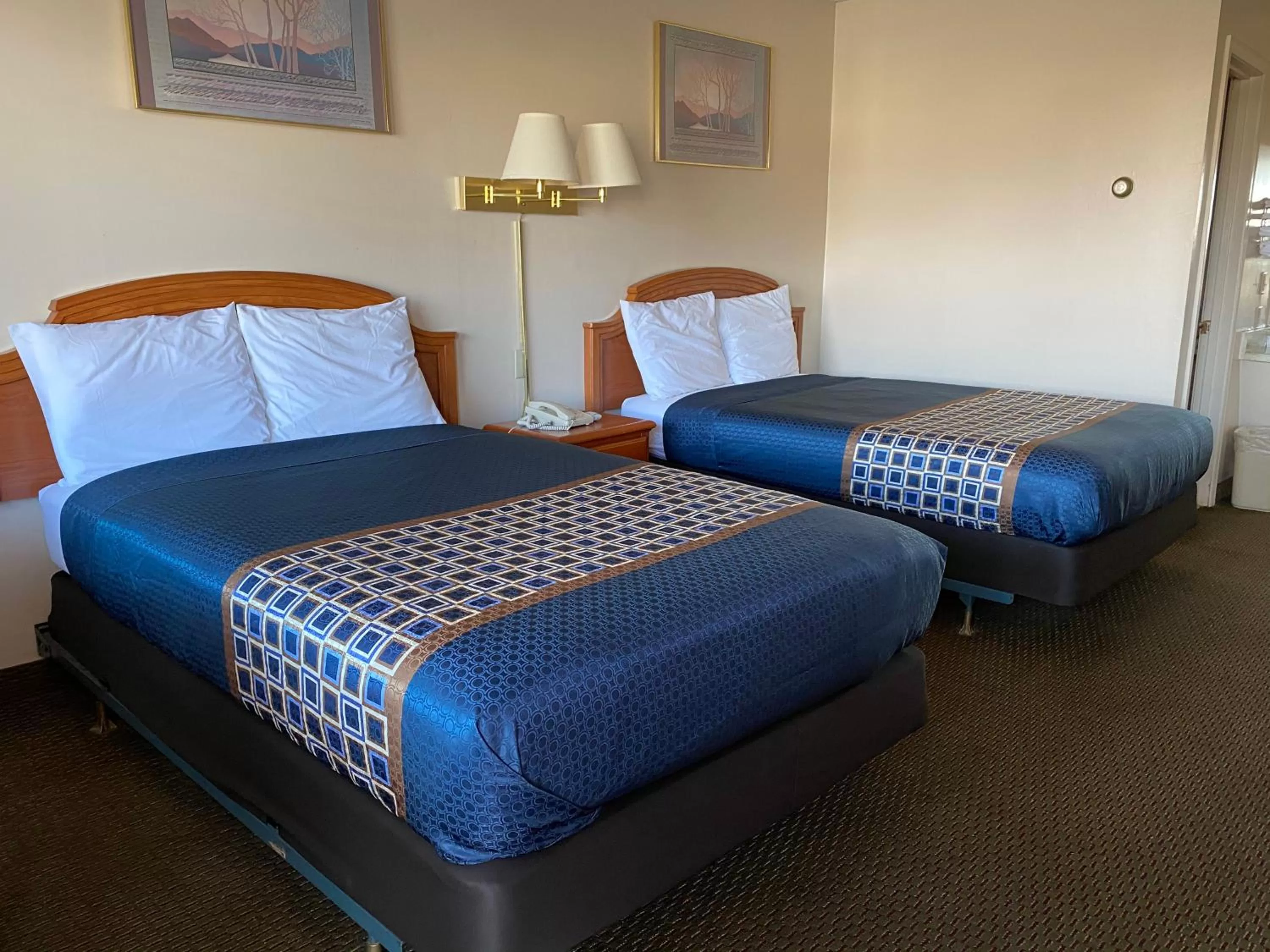 Bed in Parkview Motel