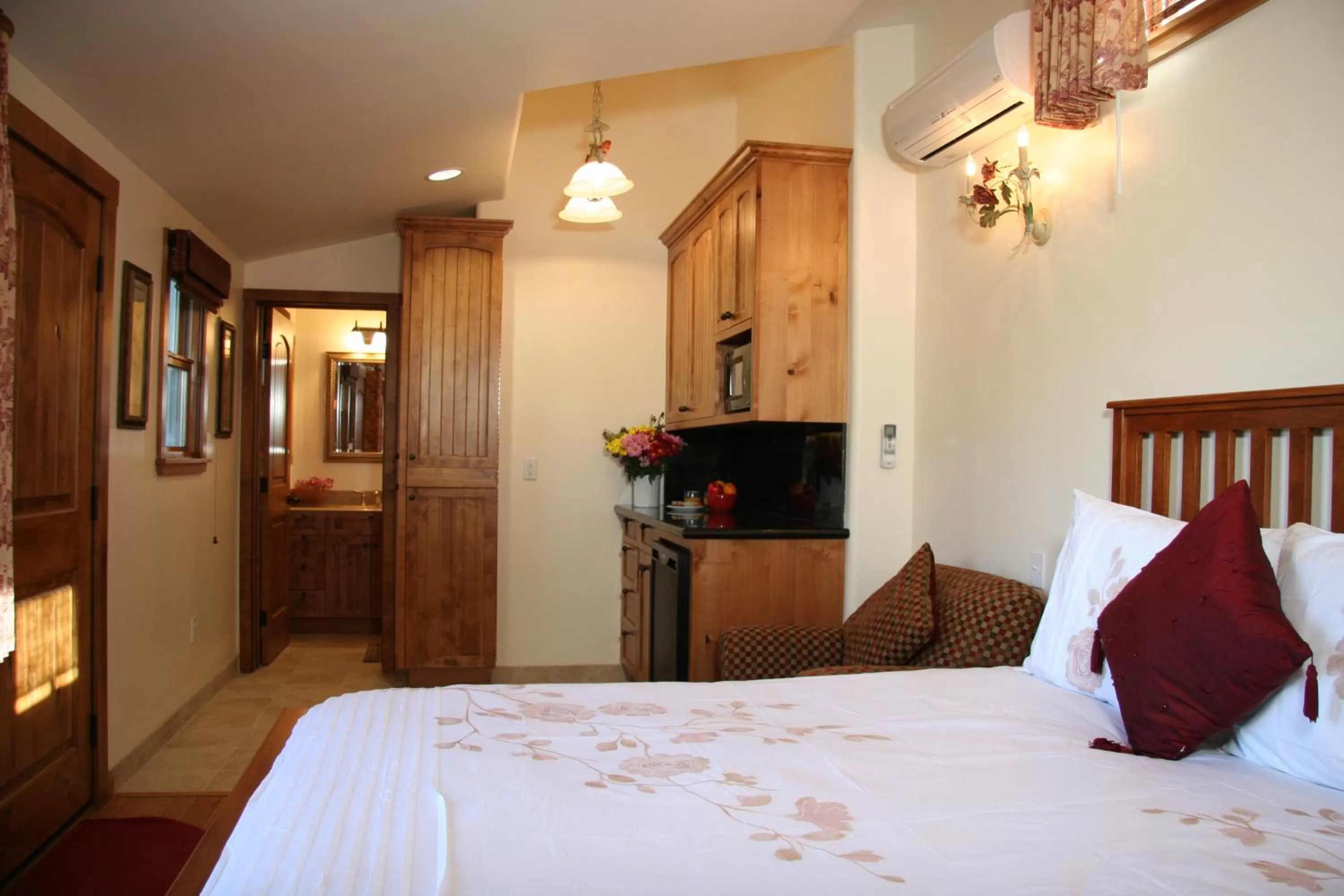 Bedroom, Room Photo in Ojai Retreat & Inn