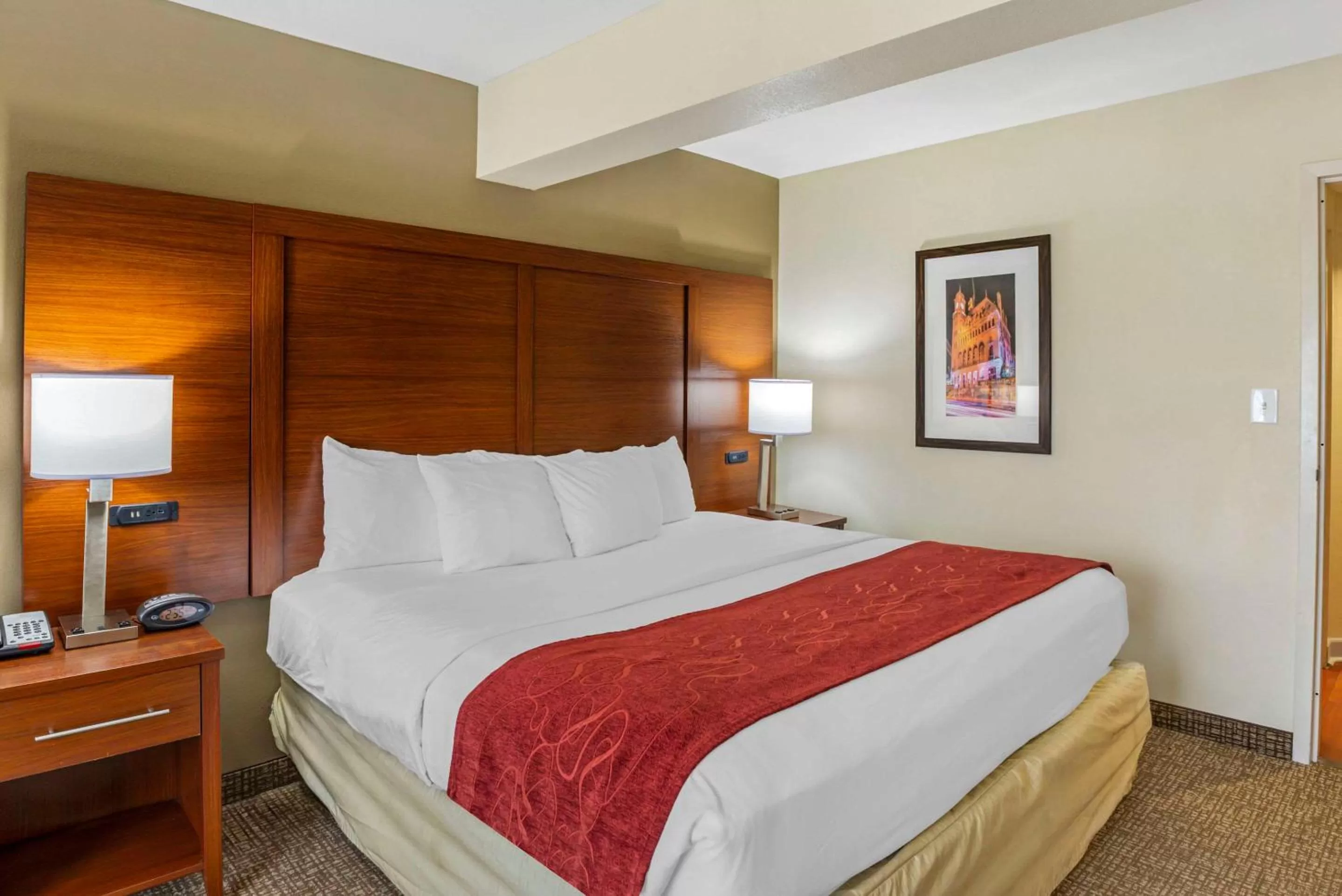 Bedroom, Bed in Comfort Suites At Virginia Center Commons