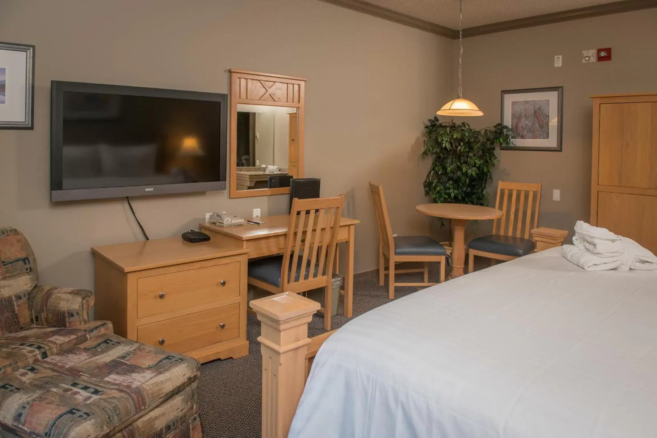 Standard King Room with Kitchenette - single occupancy in Hilltop Inn - Salmon Arm Standard King Room with Kitchenette - single occupancy in Hilltop Inn - Salmon Arm
