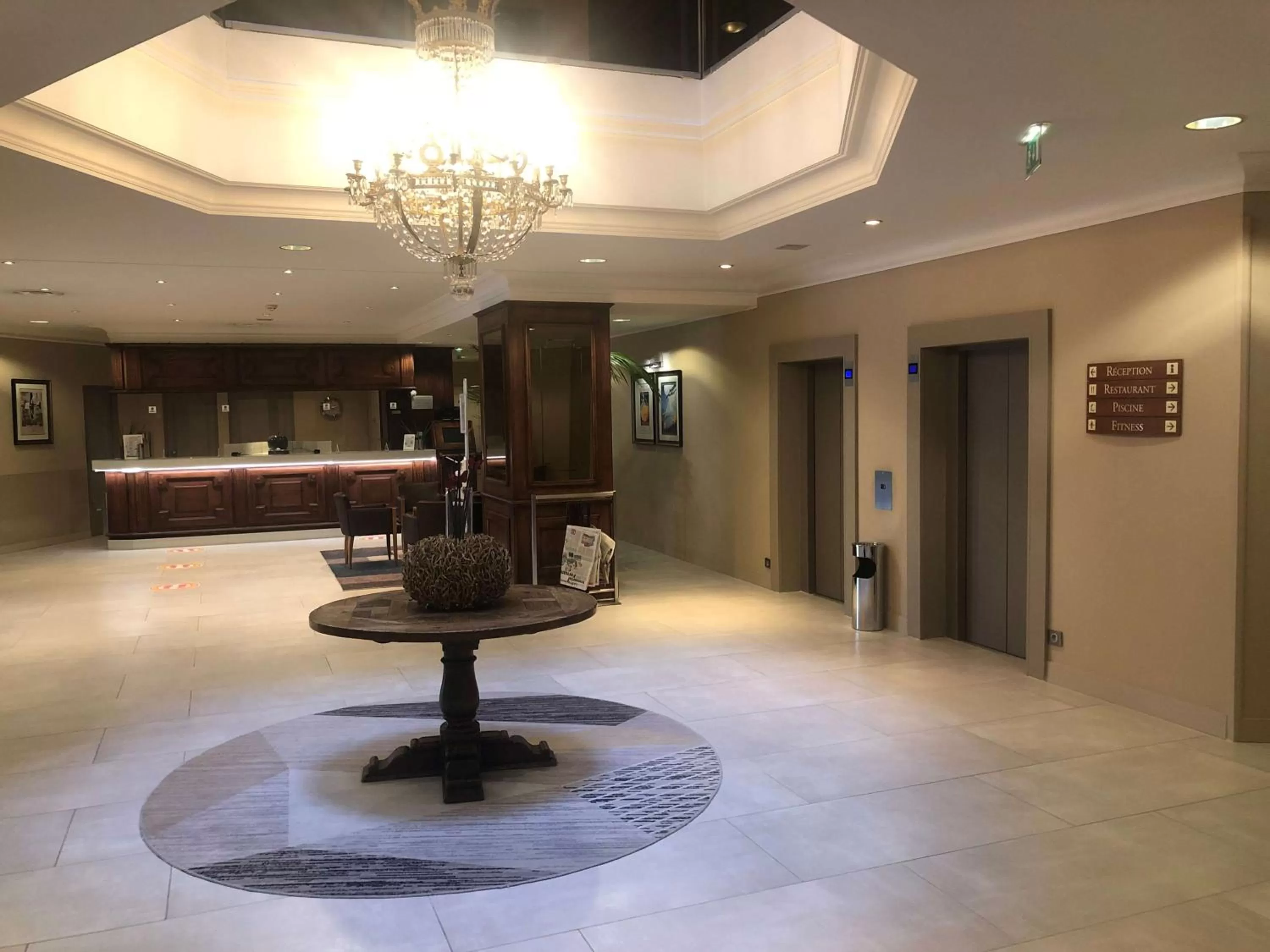 Lobby or reception in Best Western Marseille Aeroport