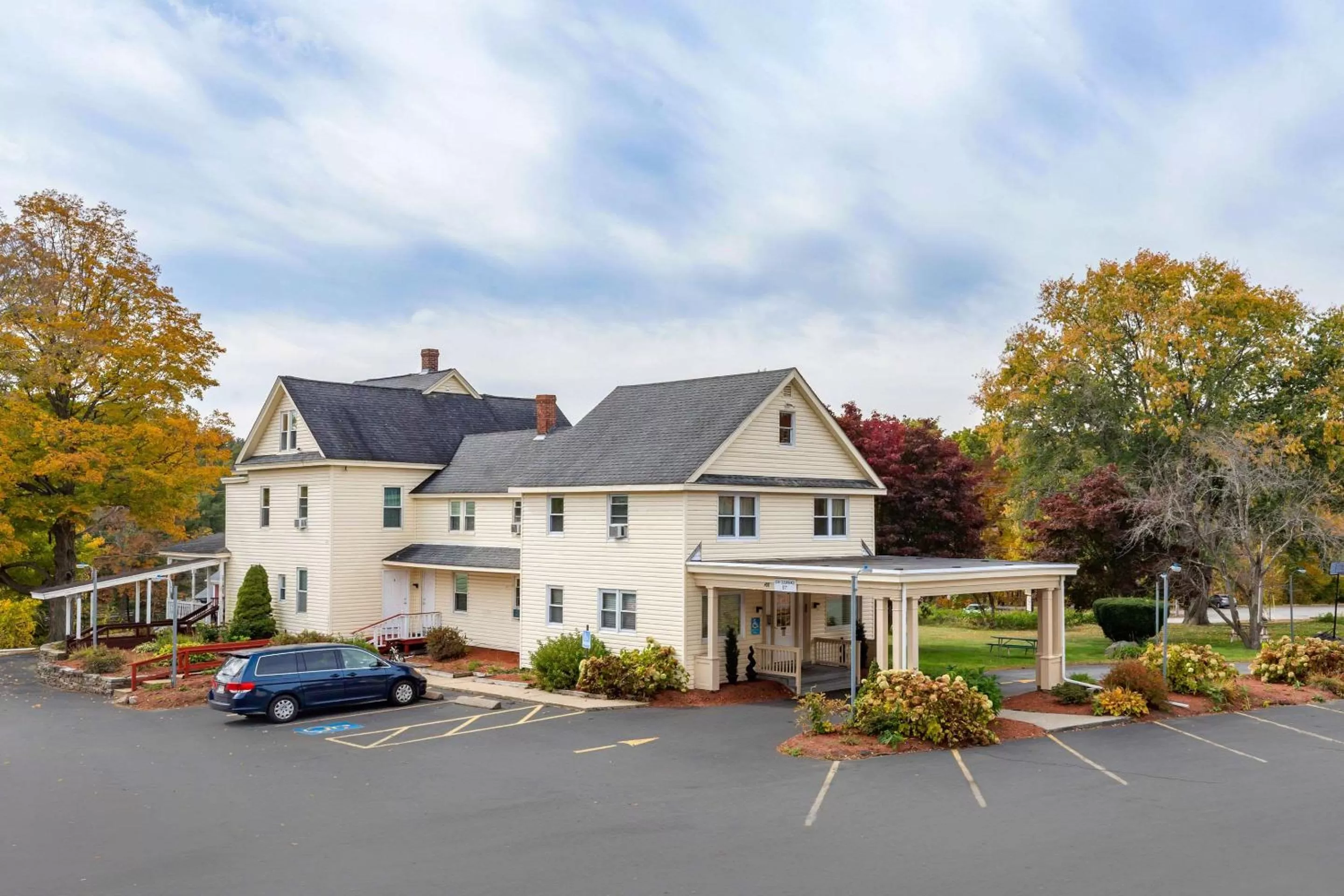 Property building in Econo Lodge Sturbridge Route 20