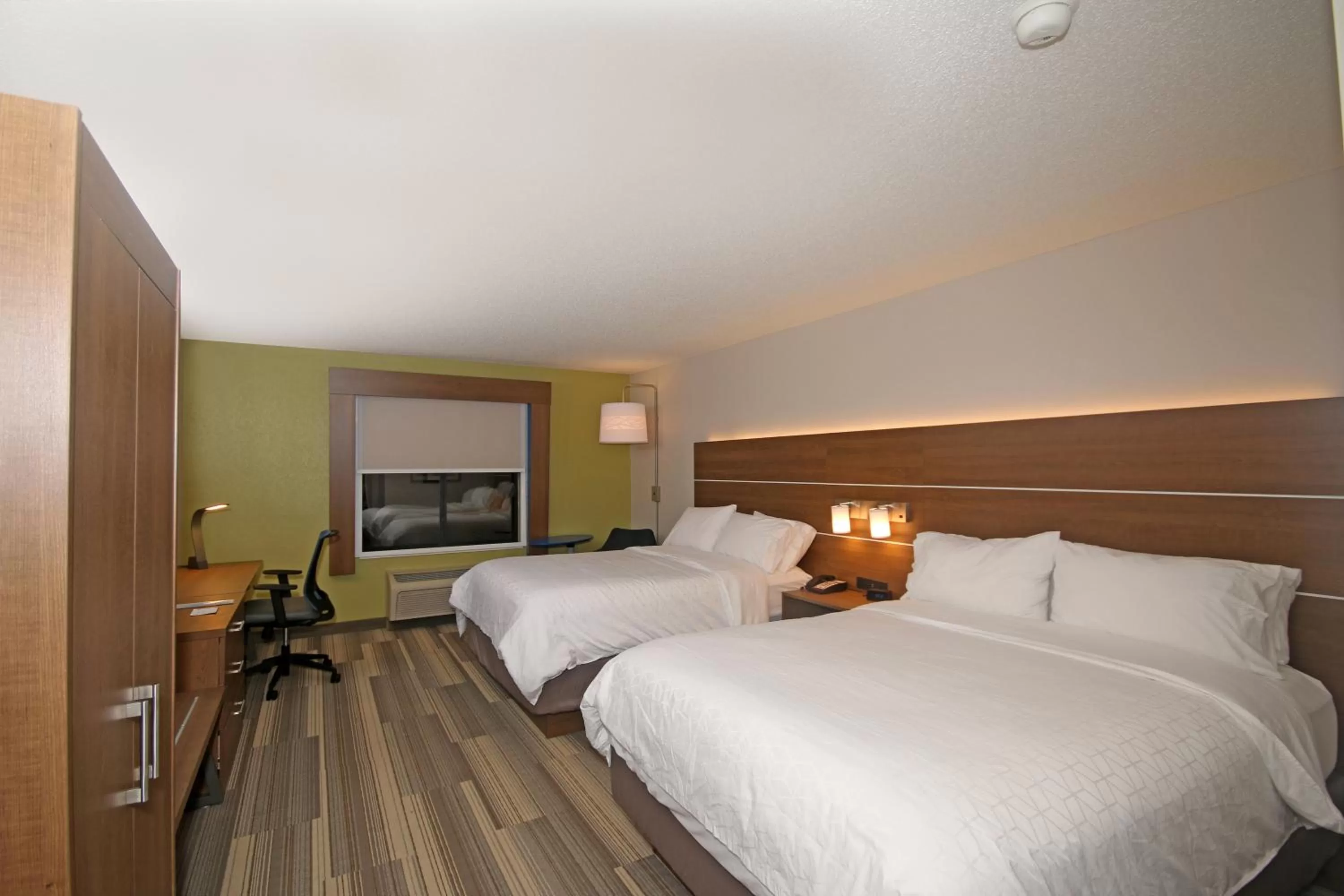Photo of the whole room, Bed in Holiday Inn Express Troutville-Roanoke North by IHG