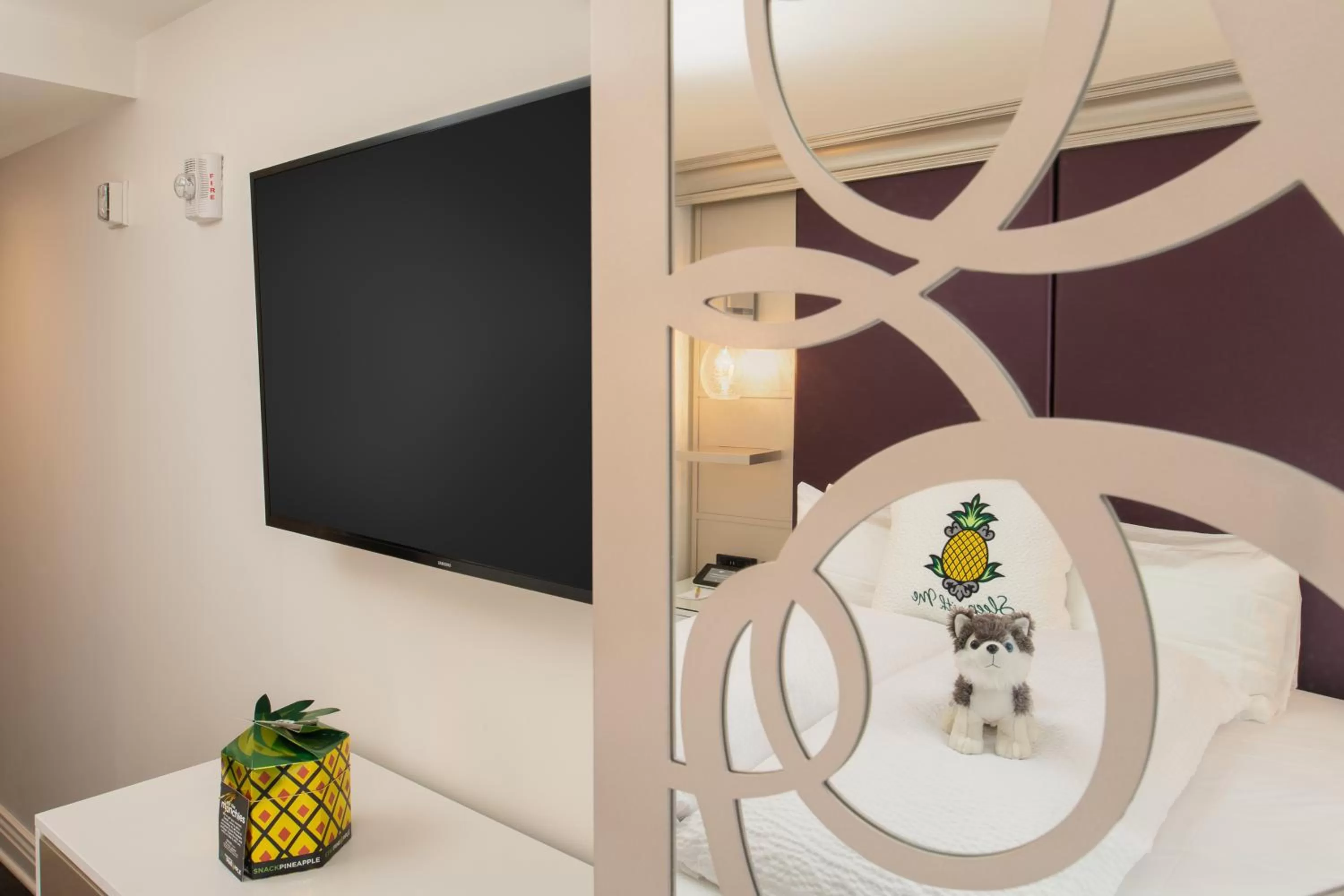 TV and multimedia, Bed in Staypineapple, An Artful Hotel, Midtown New York