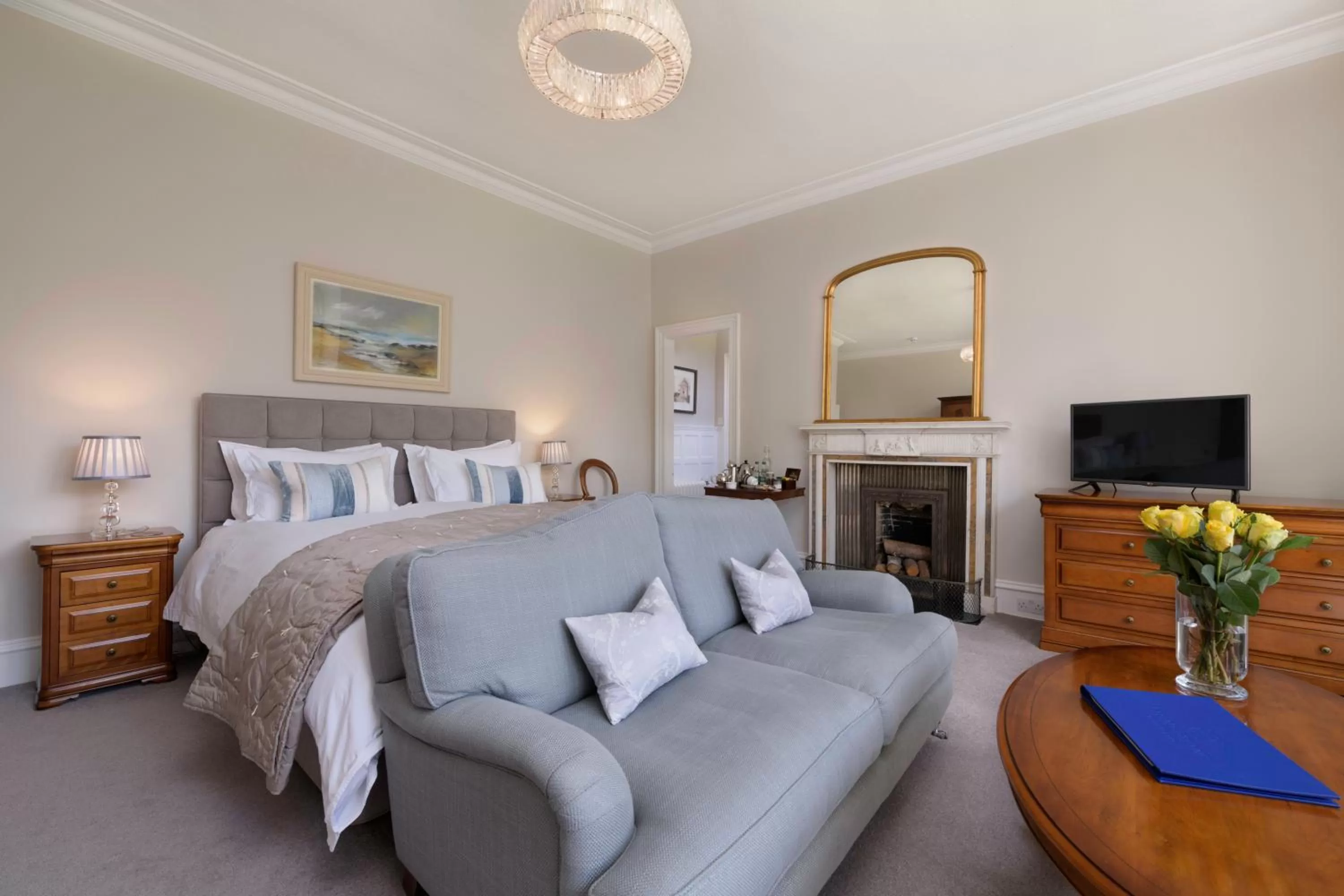 Photo of the whole room, Bed in Lys-Na-Greyne Country House