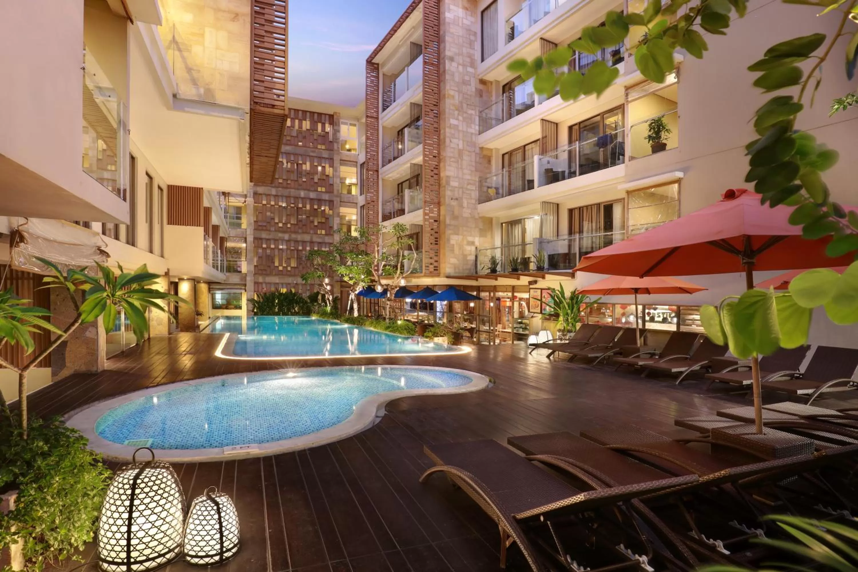 Swimming pool in Harper Kuta Hotel by ASTON