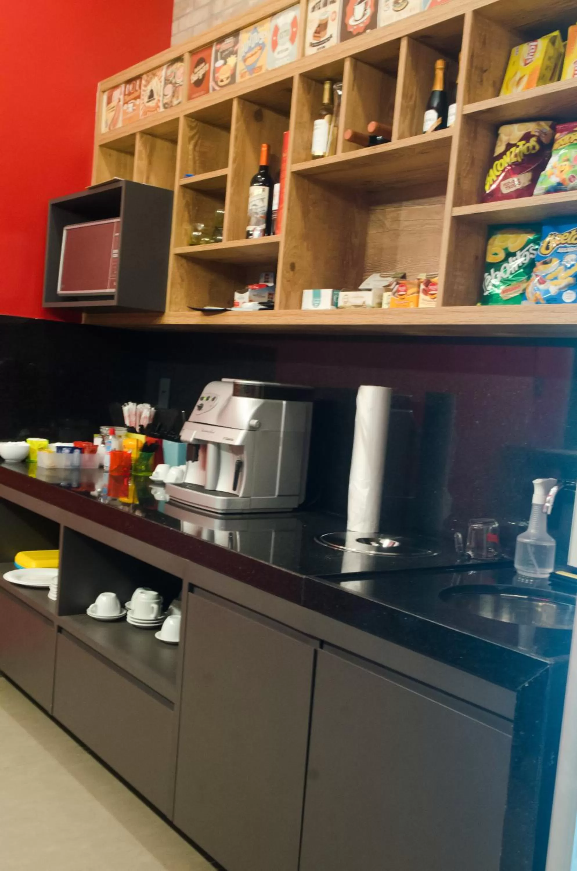 Lounge or bar, Kitchen/Kitchenette in Ímpar Suítes Cidade Nova