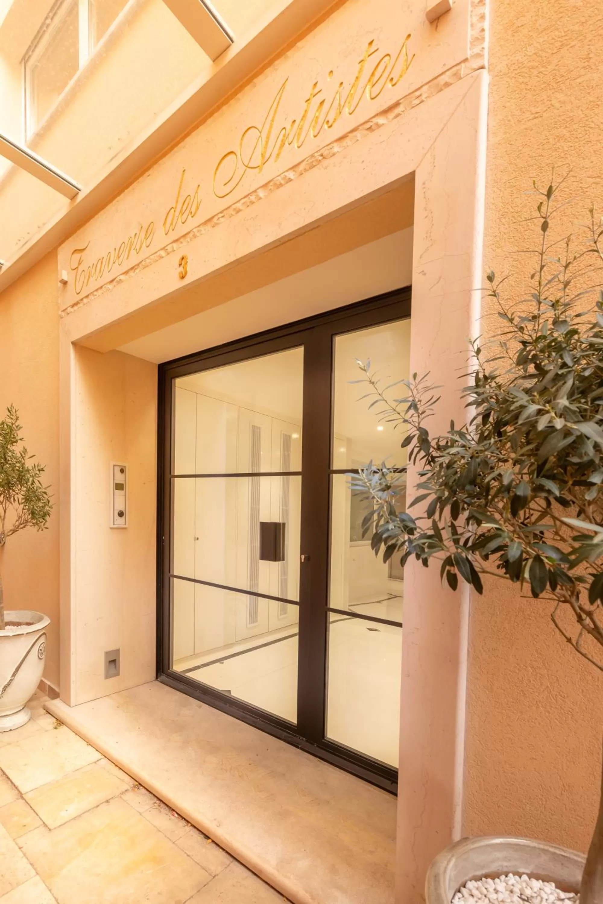 Facade/entrance in Traverse Des Artistes