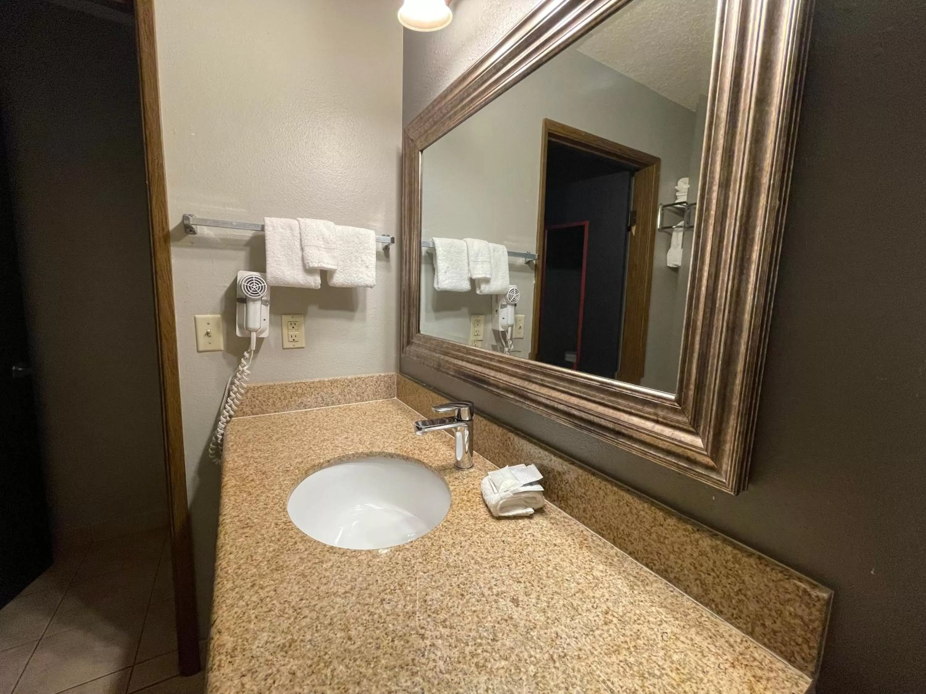 Bathroom in Sunnyside Inn and Suites