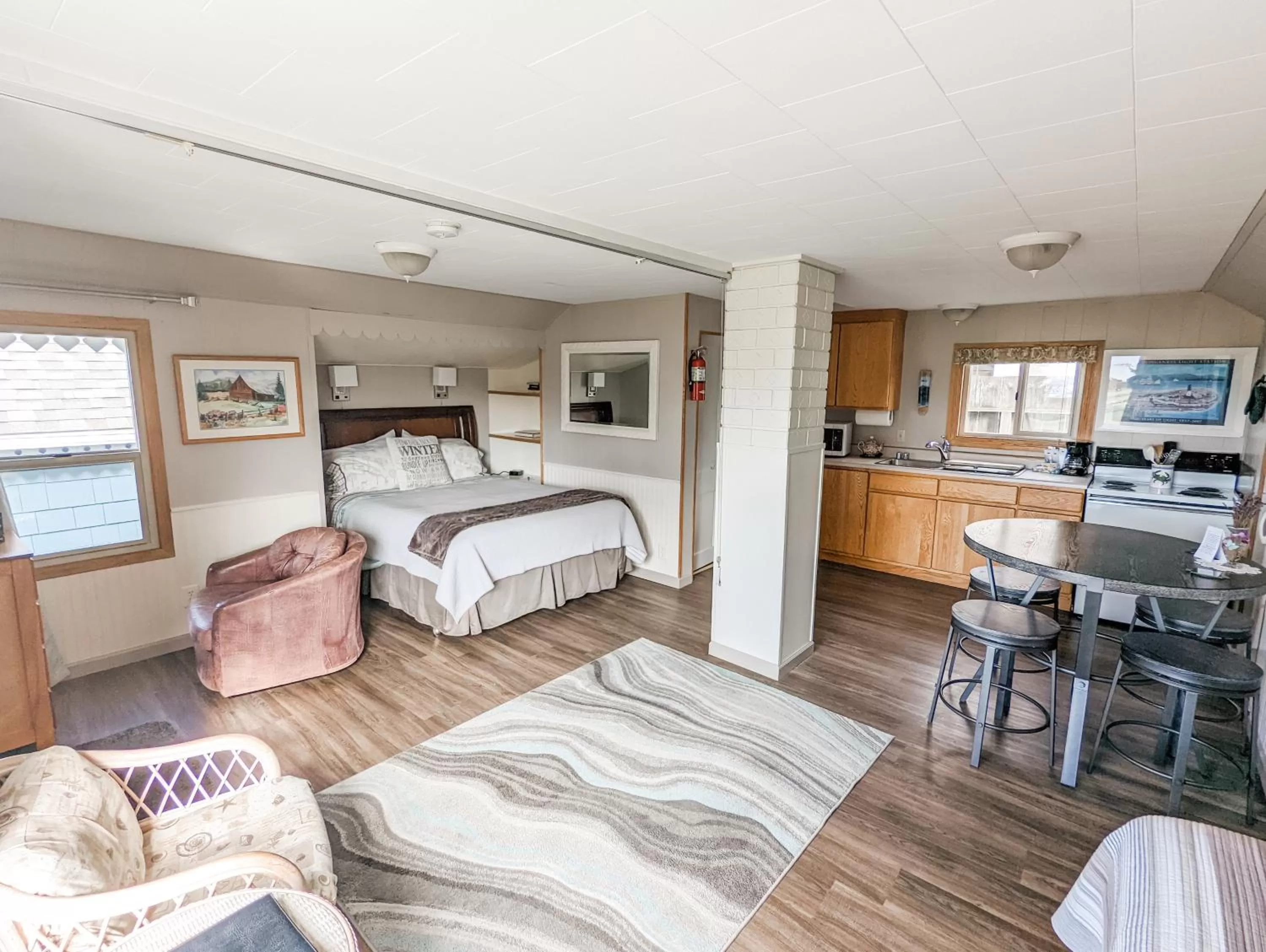 Photo of the whole room, Bed in Juan de Fuca Waterfront Hotel & Cottages