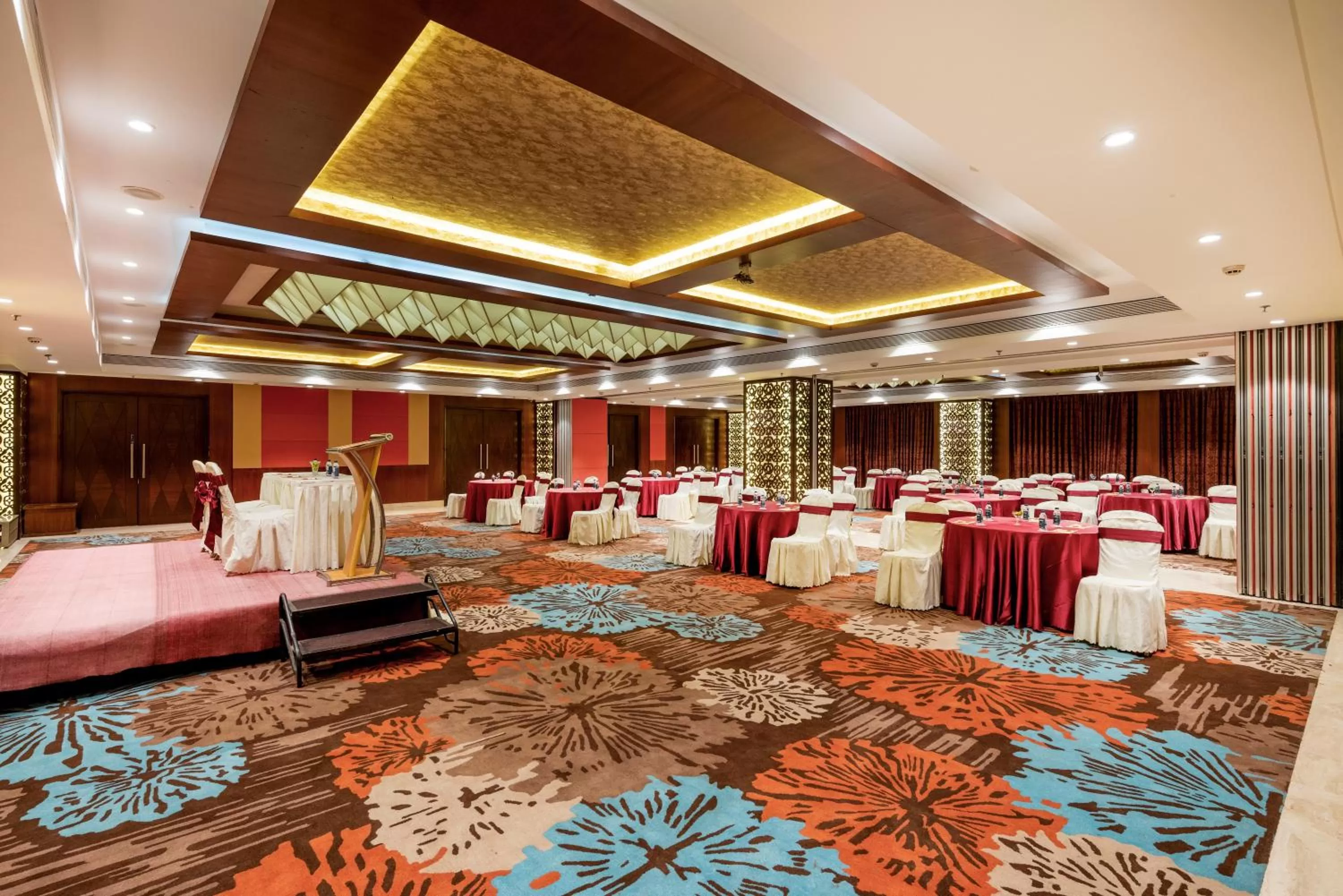 Banquet/Function facilities, Bed in Express Inn The Business Luxury Hotel