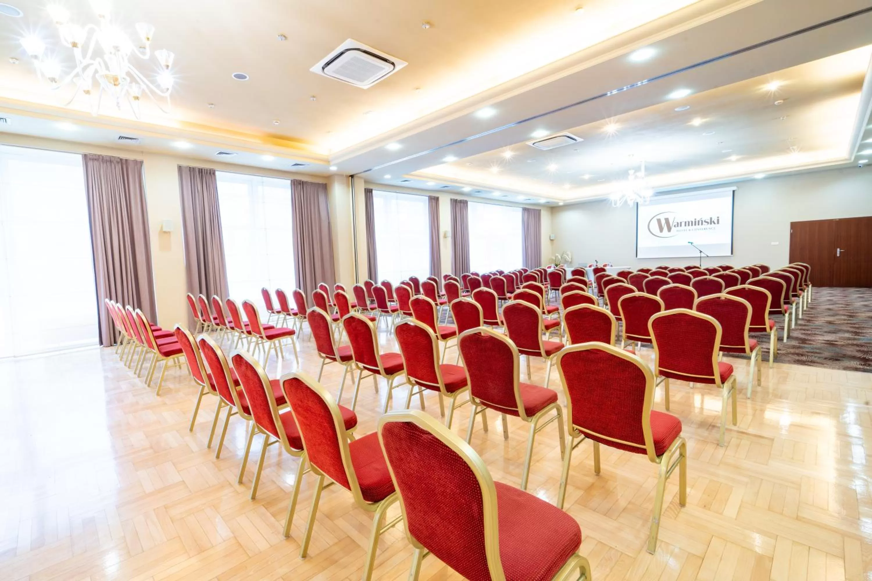 Communal lounge/ TV room in Warmiński Hotel & Conference