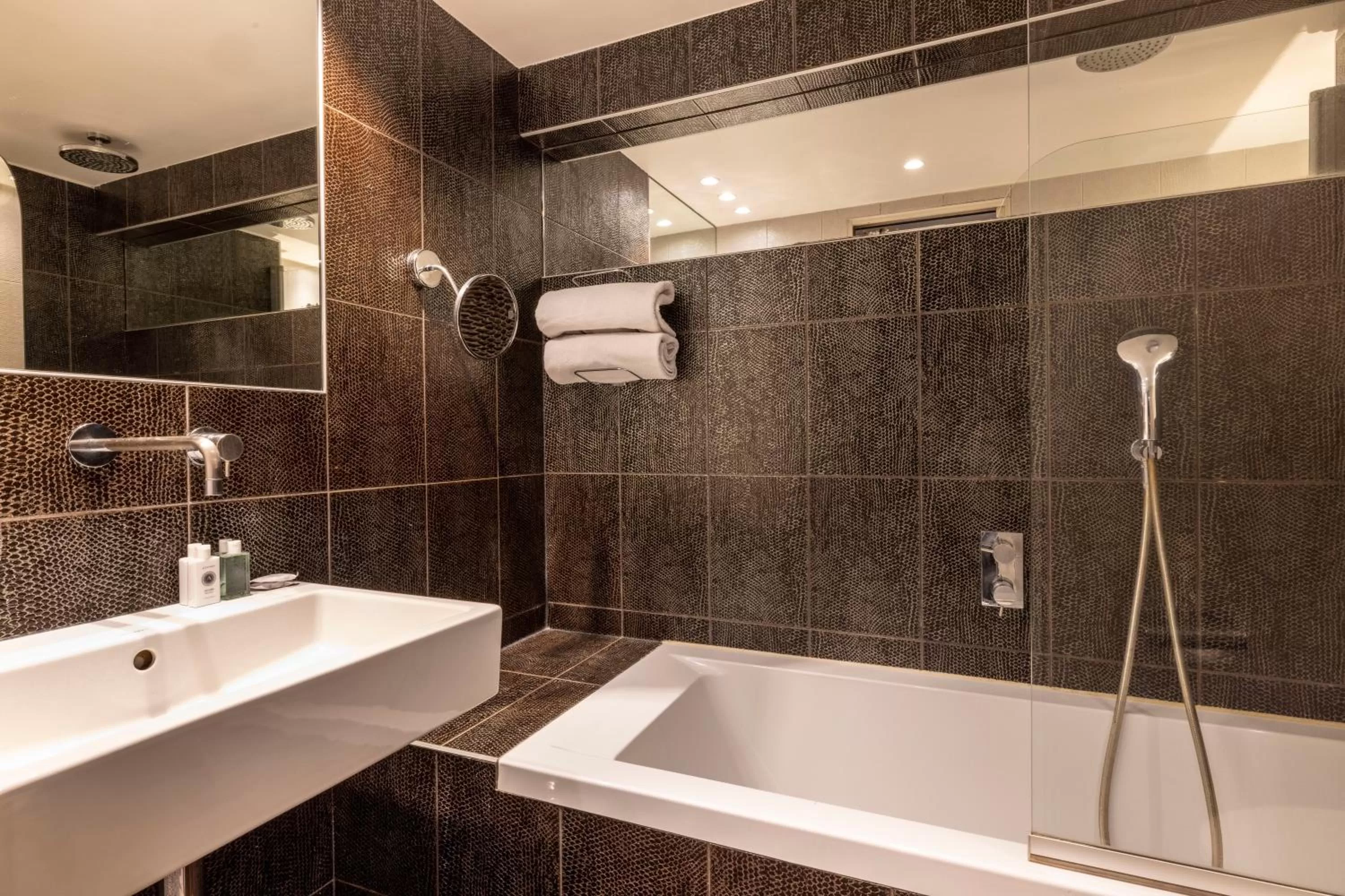 Bathroom in ATN Hôtel