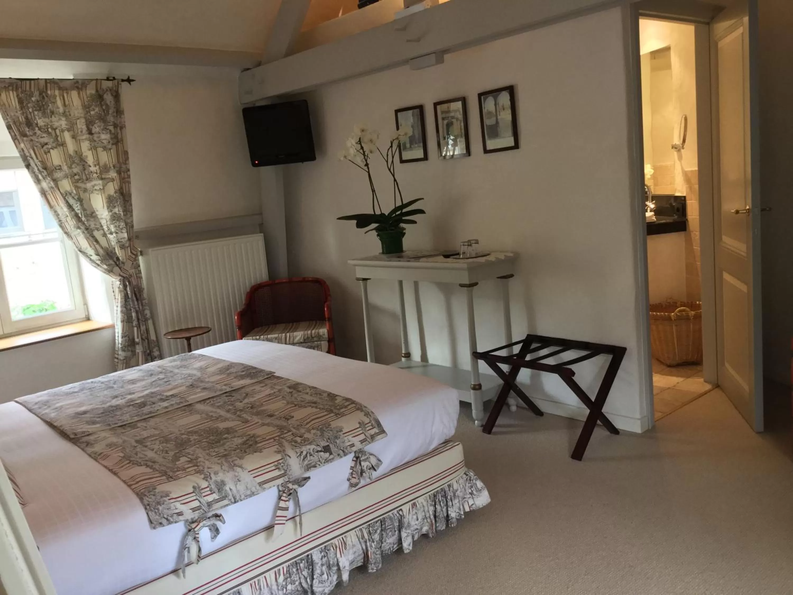 Photo of the whole room, Bed in B&B Auberge De Klasse