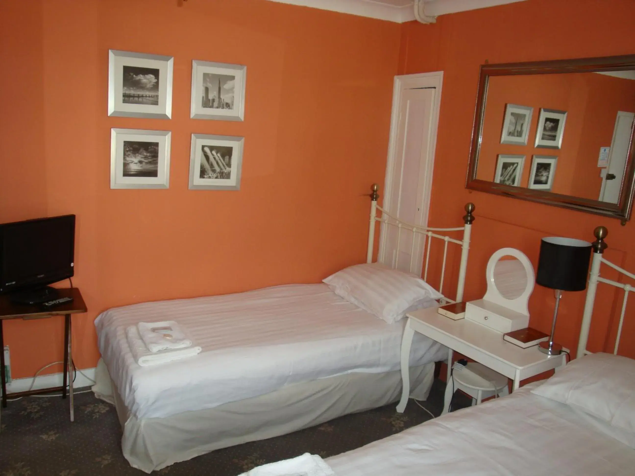 Twin Room in Spencer Court Twin Room in Spencer Court