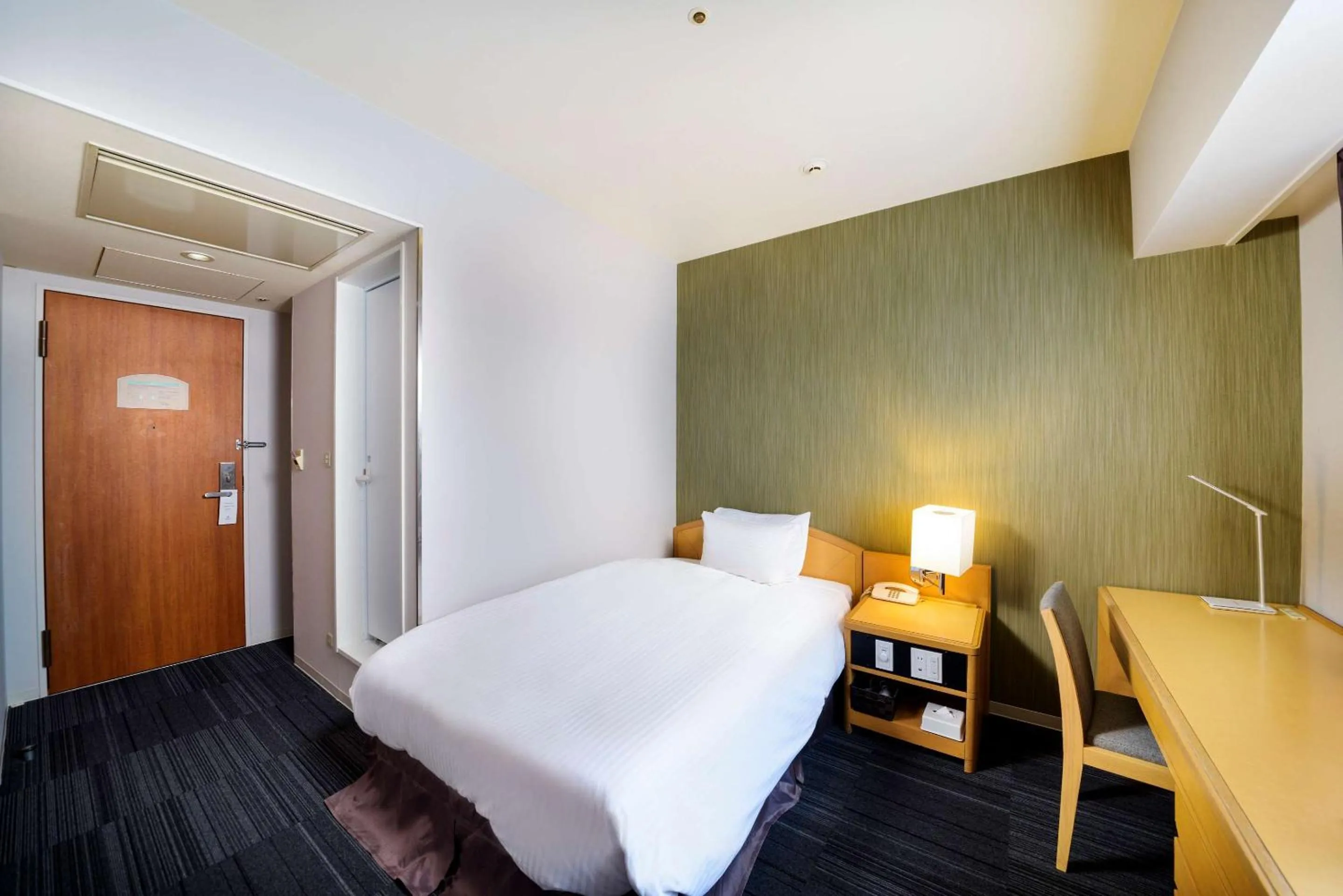 Bedroom in SureStay Plus Hotel by Best Western Shin-Osaka