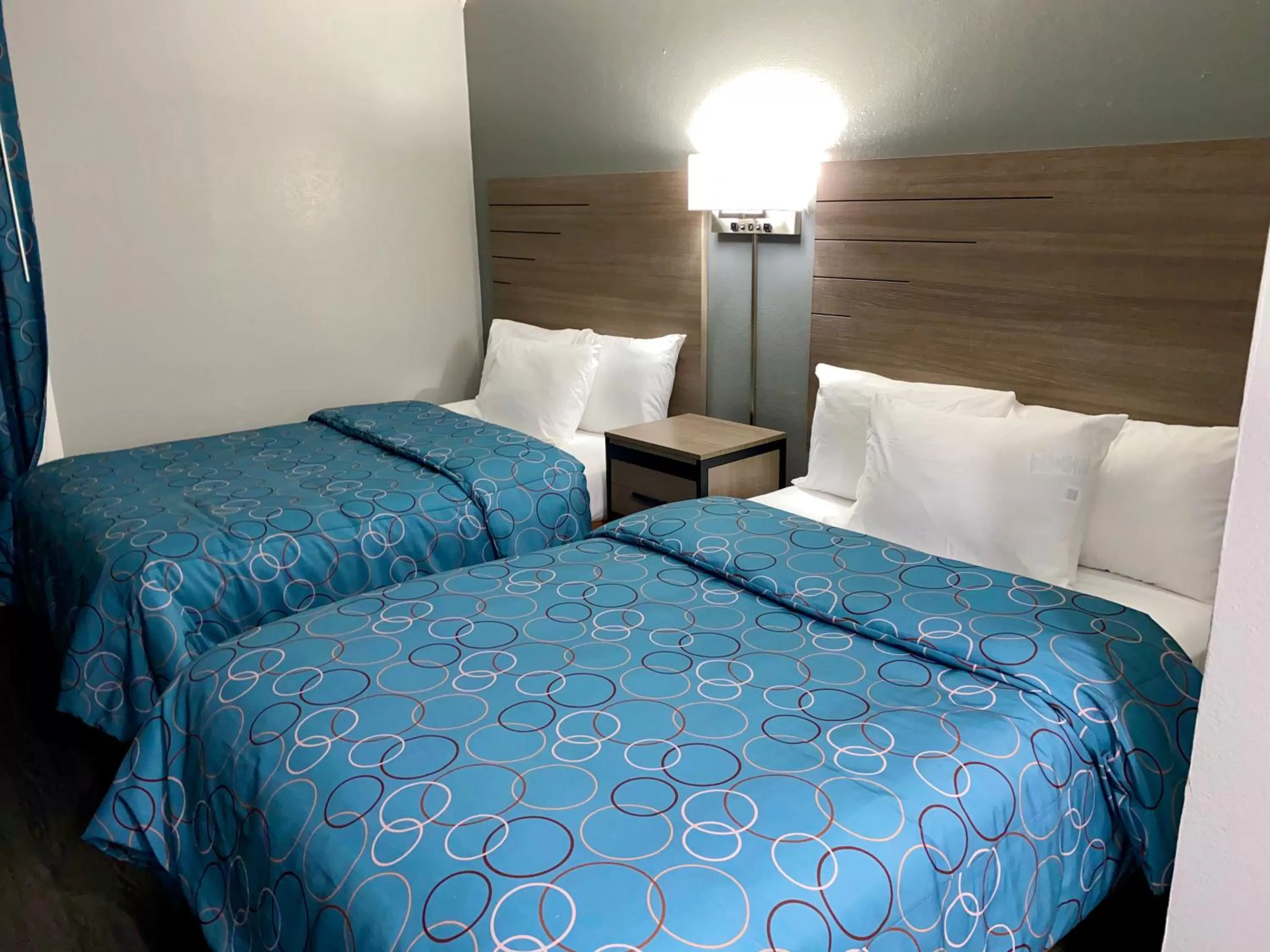 Bed in Budget Host Inn