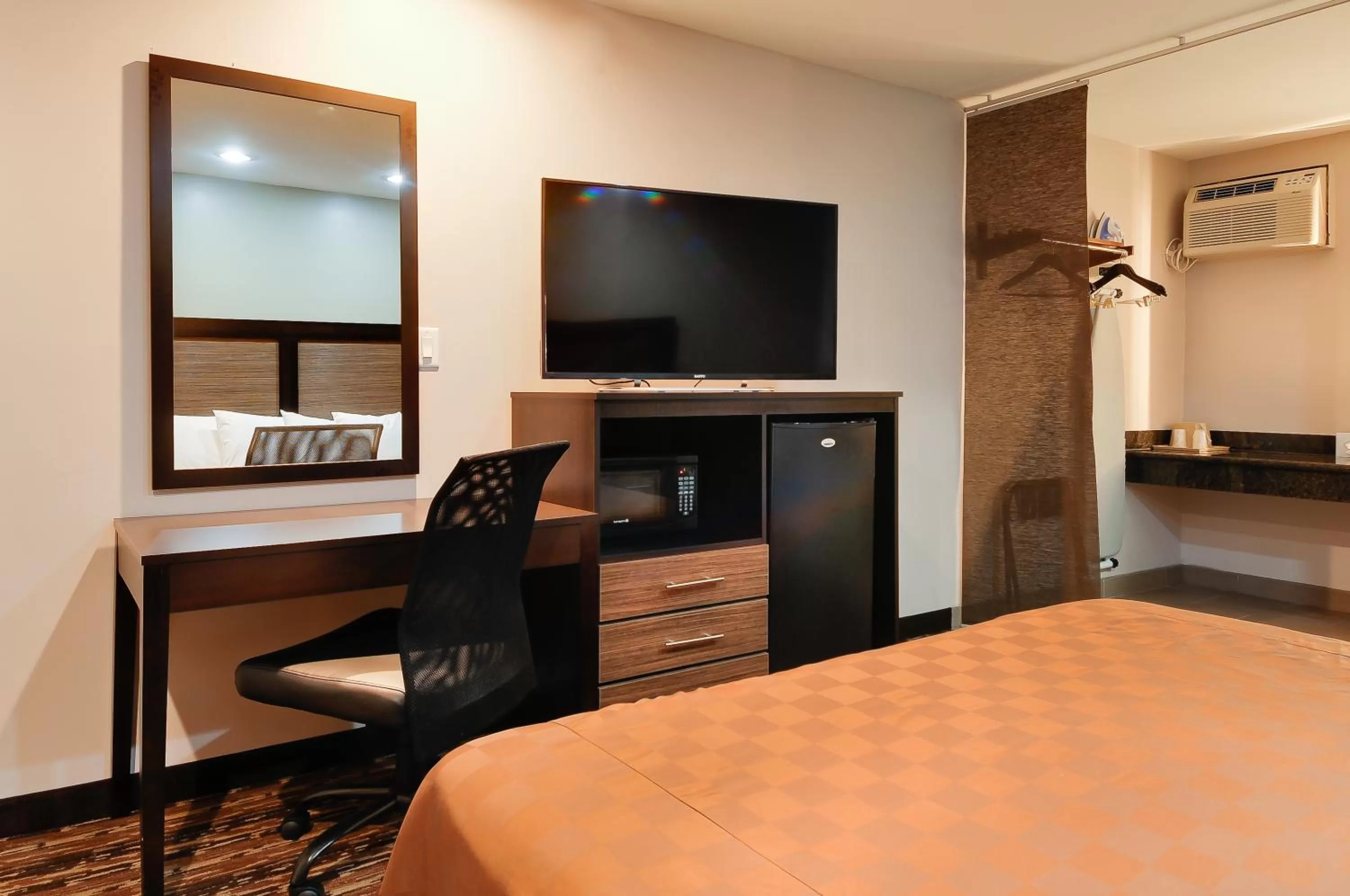 Decorative detail, Bed in Vagabond Inn Sunnyvale