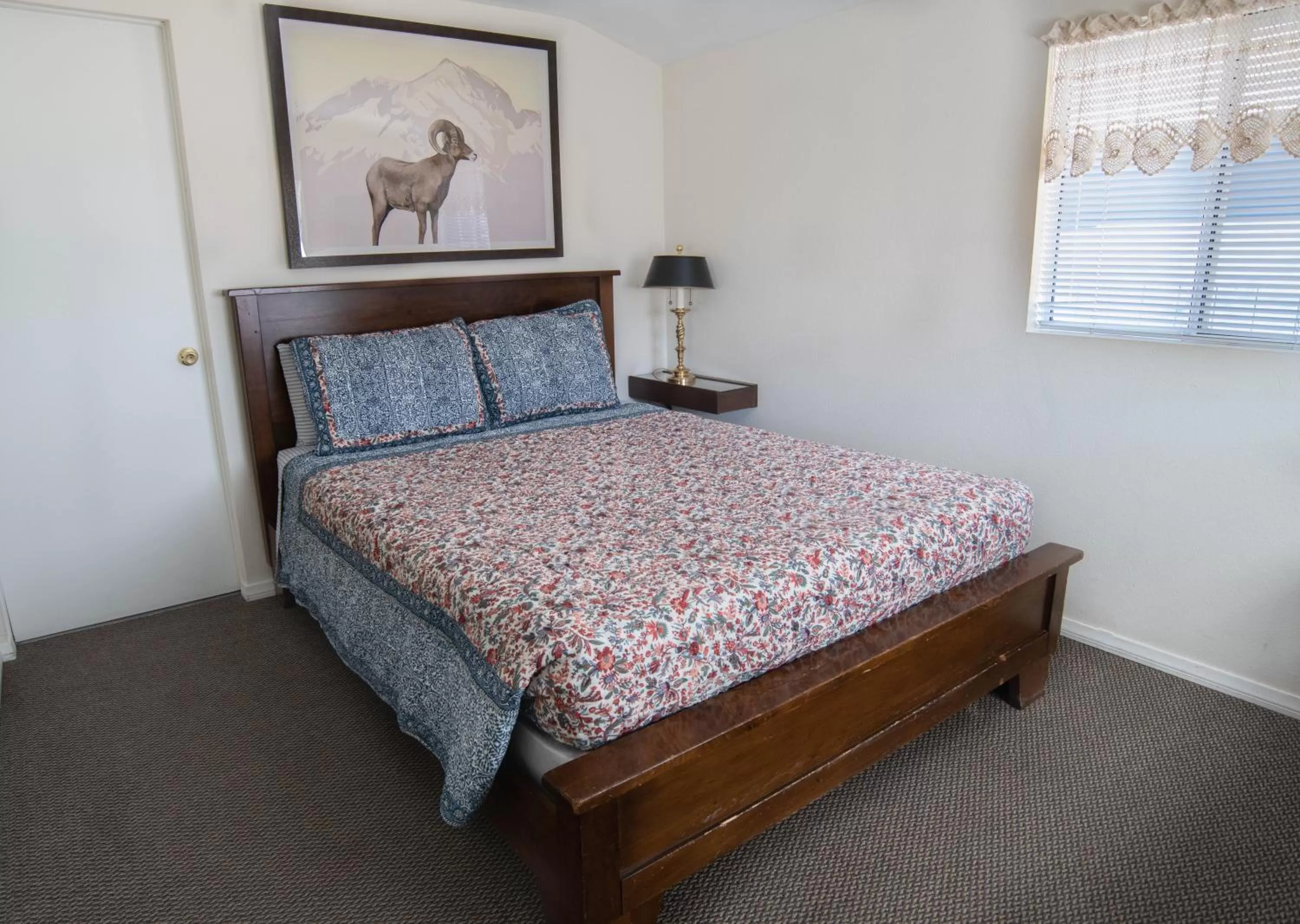 Bed in Mt Williamson Motel and Basecamp